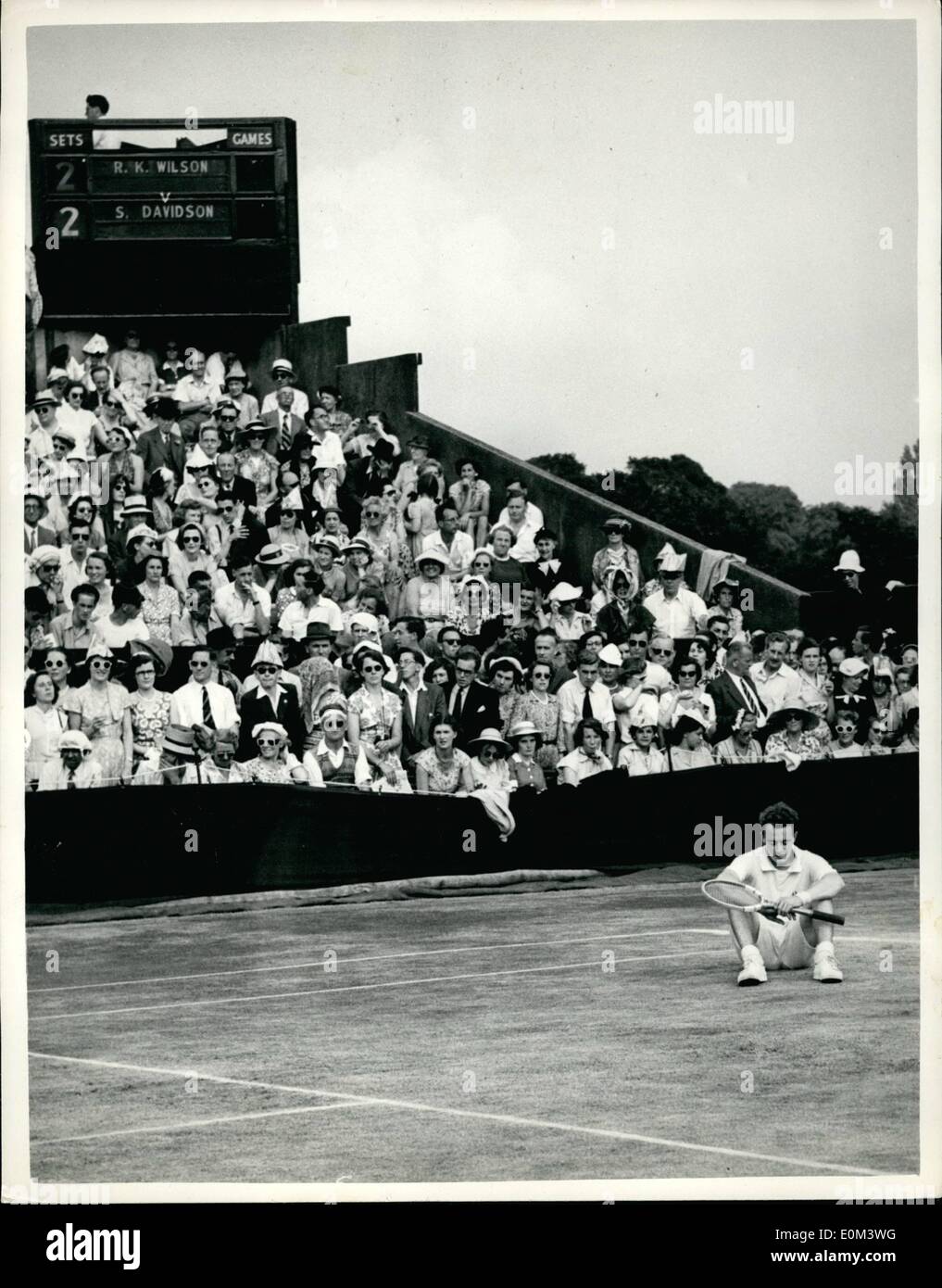 Giugno 06, 1953 - Il Torneo di tennis di Wimbledon. 26.6.53. La foto mostra: R.K. Wilson (G.B.) siede sulla terra per uno sfiatatoio dopo il quarto set. Keystone Foto Stock