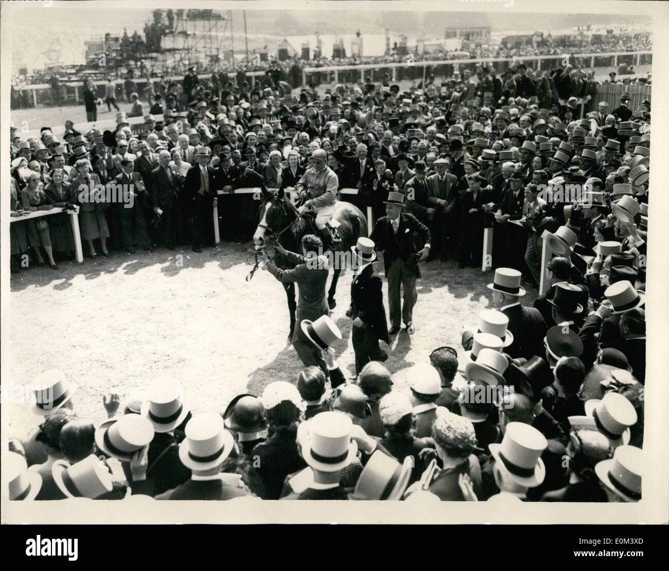 Giugno 06, 1953 - Gordon Richards vince il derby di incoronazione. Regina del cavallo della seconda: Gordon Richards, il campione del fantino, oggi ha vinto il suo primo Derby, su Sir V. Sassoon's ''Pinza''. La regina del cavallo della ''aureola'' è stata la seconda e ''Rosa cavallo.'' cavalcato da Rae Johnnstone, è terzo. La foto mostra: La scena della Winner's enclosure, mostrando Gordon Richards fino sul vincitore ''Pinza'', dopo la gara di oggi. Foto Stock