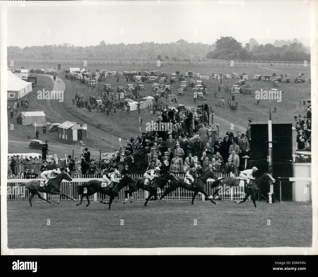 Giugno 06, 1953 - Racing a Epsom ambiguità vince La Querce: ''ambiguità''; cavalcato da Mercer con querce da ''Kerkeb'' cavalcato da Gordon Richards con ''Noemi'' al terzo posto. Foto Stock