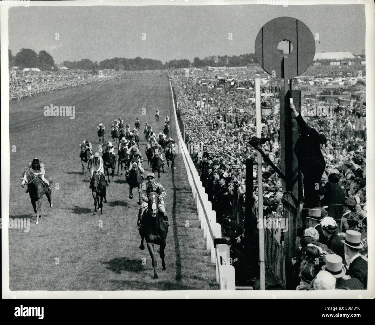 Giugno 06, 1953 - Gordon Richards vince il suo primo Derby regina del cavallo della seconda: Gordon Richards, il campione del fantino, oggi ha vinto il suo primo Derby, su Sir V. Sassoon's ''Pinza''. La regina del cavallo della ''aureola'', cavalcato da W.H. Carr, è stato il secondo, e ''Cavallo rosa", cavalcato da Rae Johnstone, è terzo. La foto mostra: ''Pinza'' cavalcato da Gorden Richards, vincendo il Derby di oggi, dall ''aureola'' e Rosa cavallo. Foto Stock