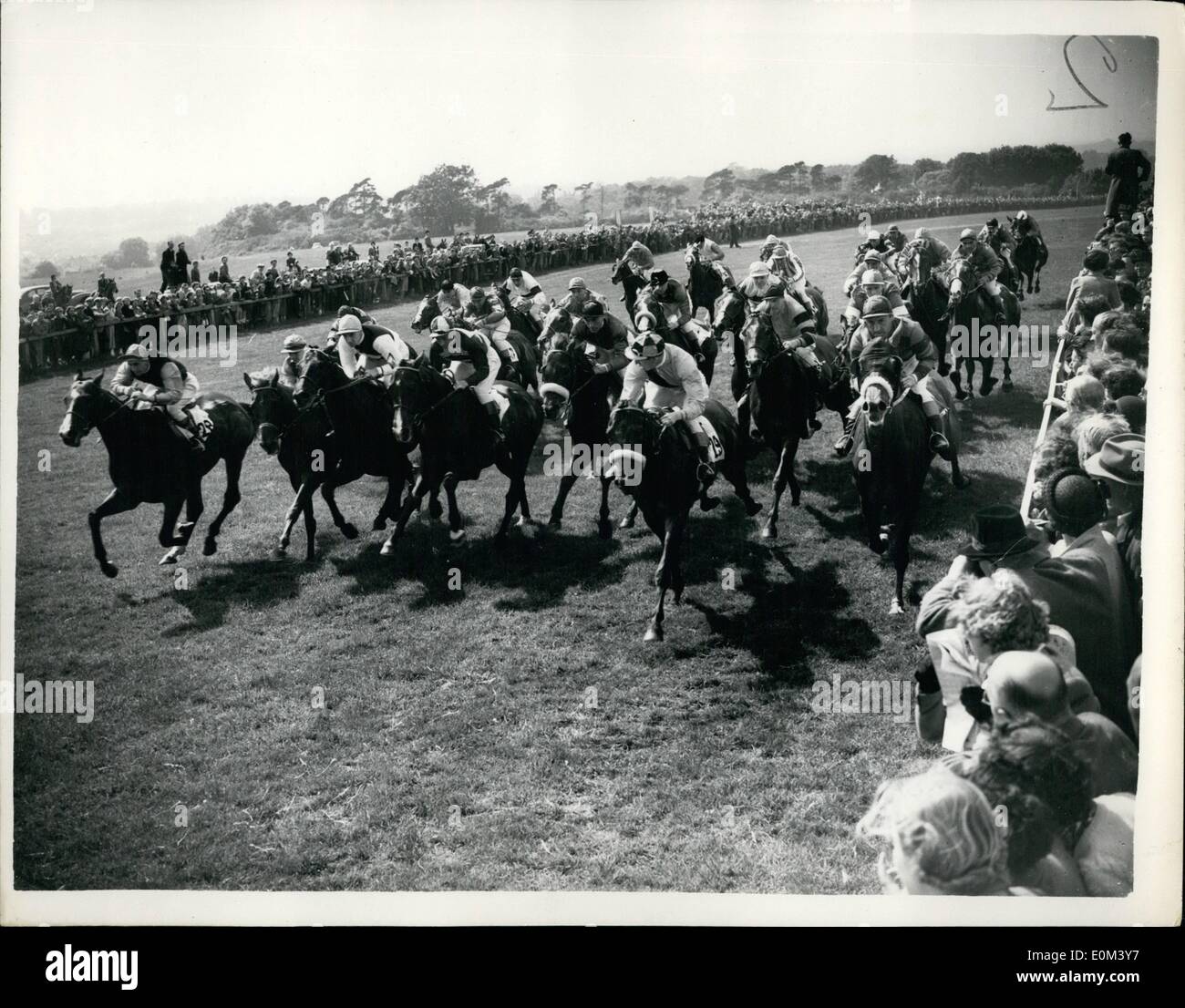 Giugno 06, 1953 - Gordon Richards vince il suo primo Derby regina del cavallo della seconda: Gordon Richards, il campione del fantino, oggi ha vinto il suo primo Derby, su Sir V. Sassoon's ''Pinza". con la regina del cavallo della ''aureola'' secondo e ''Cavallo rosa'' terzo. La foto mostra: il Derby campo visto presso il miglio Post oggi nel corso del grande gara. Foto Stock