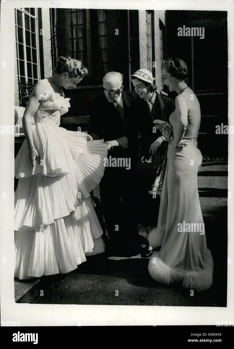 Maggio 05, 1953 - Premier australiano al Fashion Show: Rt. L'on. R.G. Menzies, Primo Ministro Australis, oggi effettuata l'apertura di ''Lana - La ricchezza del Commonwealth'' - una presentazione di British Mode e tessuti in lana - a Hutchinson House Stratford Place, W.L. La foto mostra il sig. Menzies, con sua figlia, Erica, esaminando un guscio pieghettata in lana bianca taffets abito a sfera e il capo, da Michael Sherrard, modellato da Sylvia Shelly - e sulla destra, Helen Connor modelli a Champagne gossamer featherlight cena di lana pettinata abito e Camicia rifinita con abbinamento di pelliccia di volpe - da Hartnell. Foto Stock