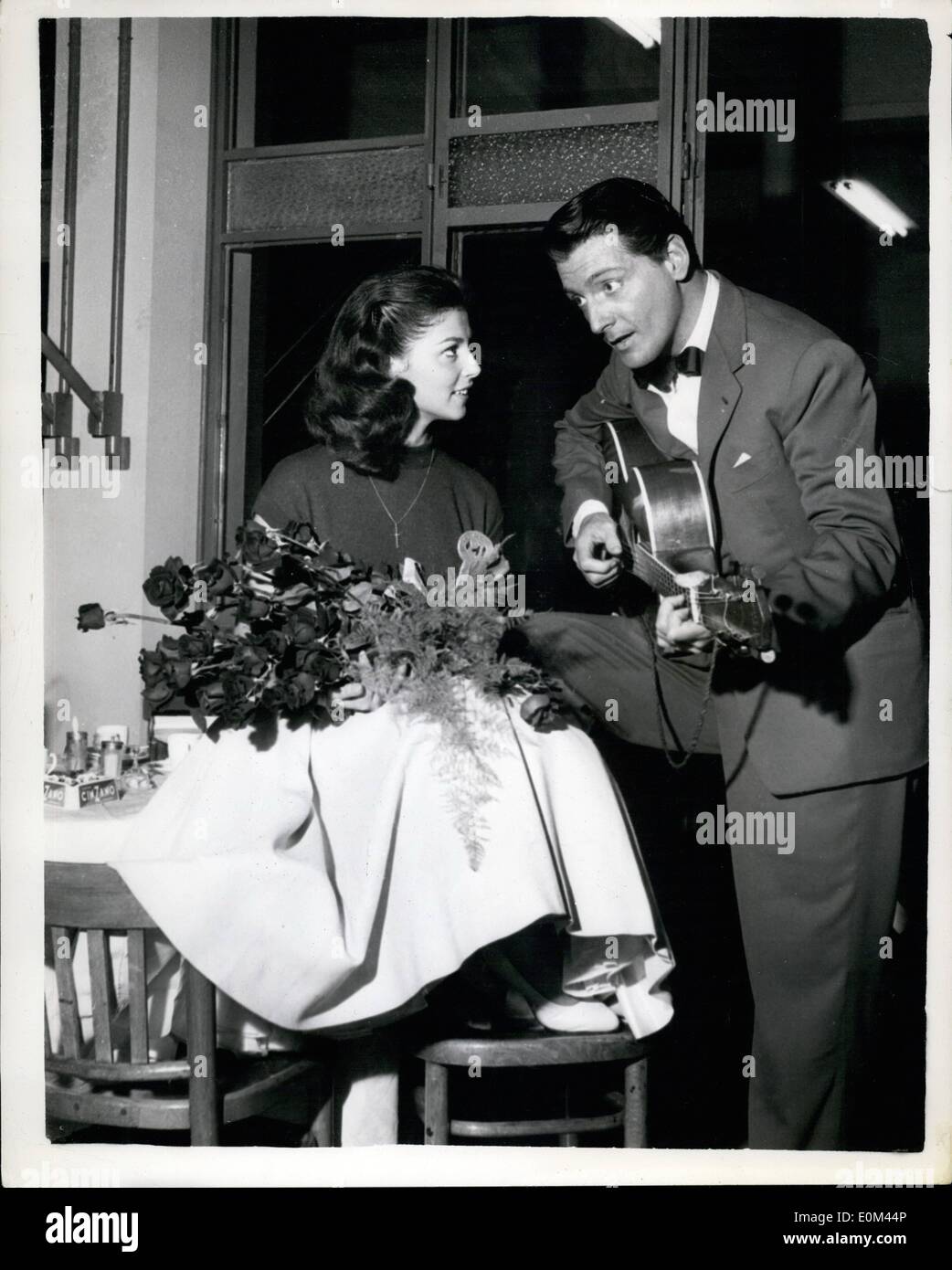 Giugno 06, 1953 - Compleanno Serenata per film di star. Pier Angeli italiani famosi film di star, ora in questo paese dopo le riprese in Hollywood. ieri ha celebrato il suo ventunesimo compleanno sul set a M.G. M. Studios , Boreham Wood, dove ella in starring in ''Y la fiamma e la carne'' ora in produzione. Mostra fotografica di Pier Angeli è serenate sul set con il suo uomo principale, Carlos Thompson, ben noto South American film star. Foto Stock