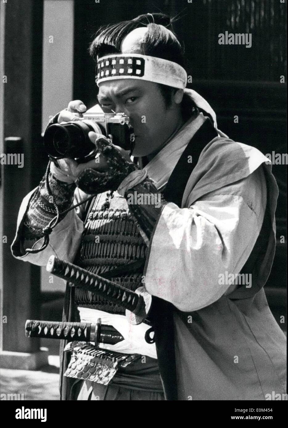 Giugno 06, 1953 - Il samurai e il singolo reflex: spade giapponesi- famosa per la loro rapida precisione sono visto qui scartato da ultimo giorno samurai per un altro strumento di precisione Made in Giappone la singola fotocamera reflex. Infatti, l'occasione chiamato per entrambe le spade e le telecamere come questa foto scattata durante la localizzazione tiri di un inglese/Stati Uniti co-produzione chiamato ''l'Bushido Blade'', un'avventura storica movie centrato attorno al landin di Capt. Perry e il suo 'navi nero' in shimoda 125 anni fa, che ha portato alla apertura del Giappone in Occidente dopo secoli di splendido isolamento. Foto Stock