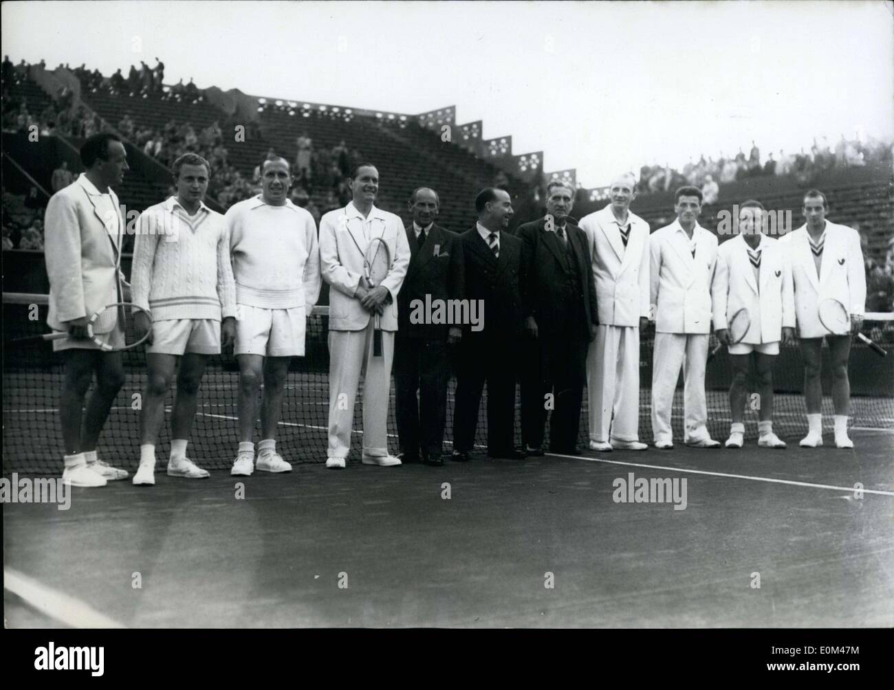 Giugno 13, 1953 - Prima della partita, da sinistra a destra: Goefert Hermann, Koch, Von Cramm, Kleinschroth aptain tedesco del tè Foto Stock