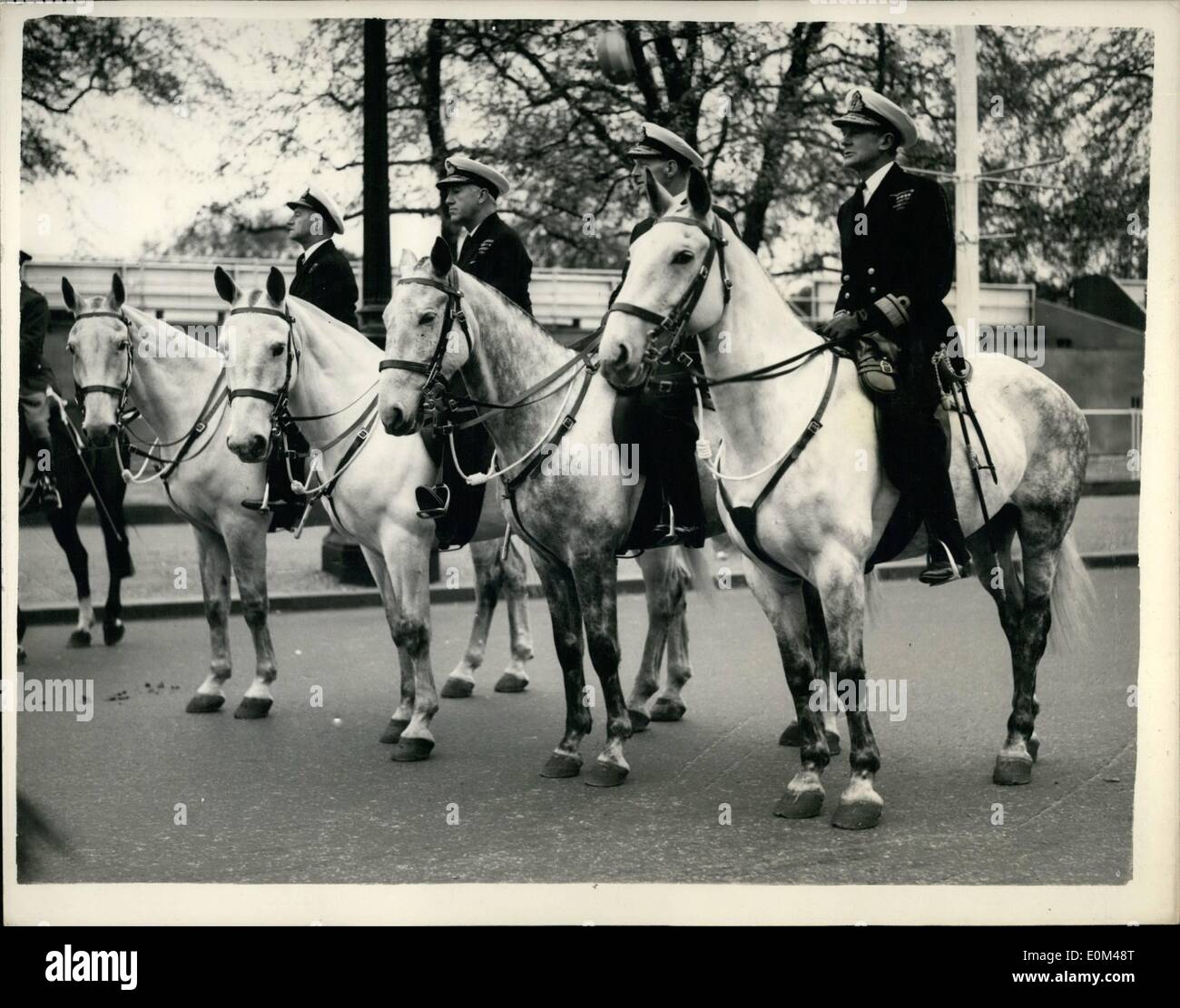 Maggio 05, 1953 - Prove generali per la processione solenne incoronazione: una prova per l'Incoronazione processione si è svolta questa mattina. Circa trecento soldati sono stati usati per rappresentare le unità di prendere parte. Essi hanno lasciato Buckingham Palace a 5 a.m., arrivando a Westminster Abbey a poco più di mezz'ora più tardi. Le truppe sono state abito di battaglia e bande non sono stati utilizzati. Lo stato coschand poche truppe- per rappresentare l'immediato entourage - coperto il resto del percorso. Lo scopo della prova era quello di praticare la mobilitazione della processione Foto Stock