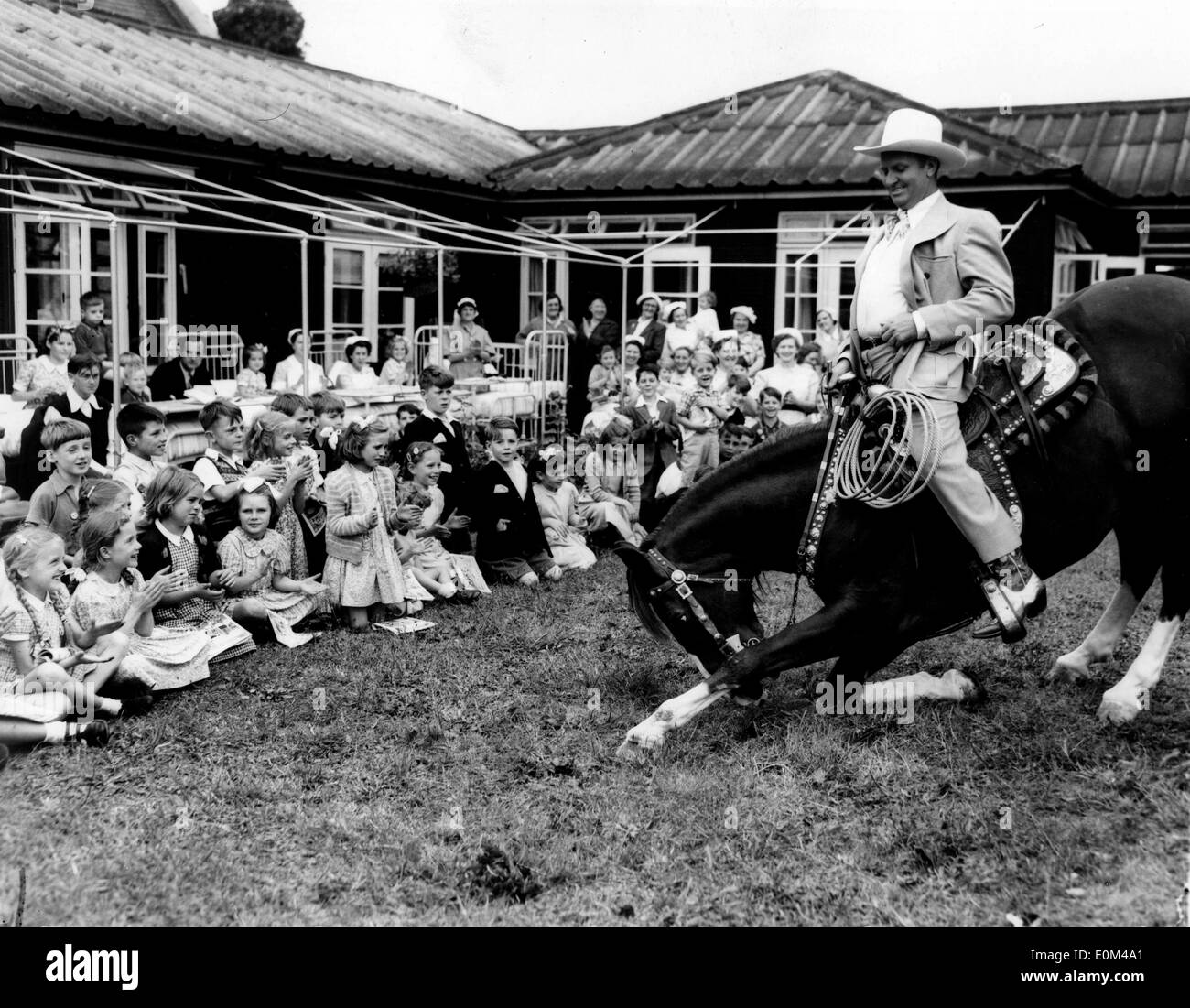 Gene Autry performanti a Bambini di guerra del West Middlesex Hospital Foto Stock