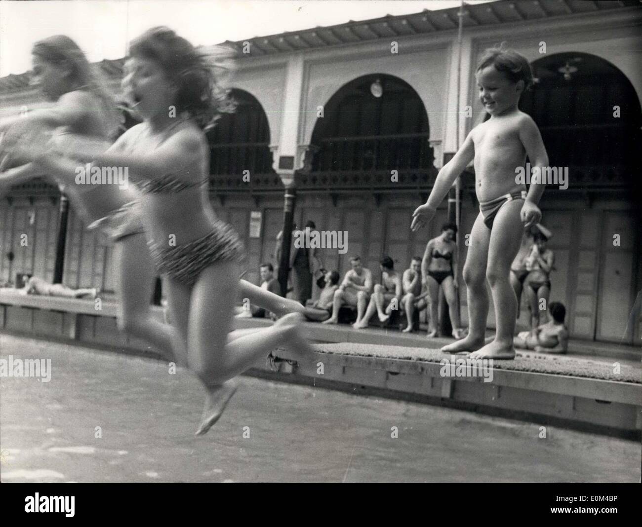 Lug. 27, 1953 - Onda di Calore a Parigi: giovani parigini prendere un tuffo in una Parigi Piscina. Foto Stock