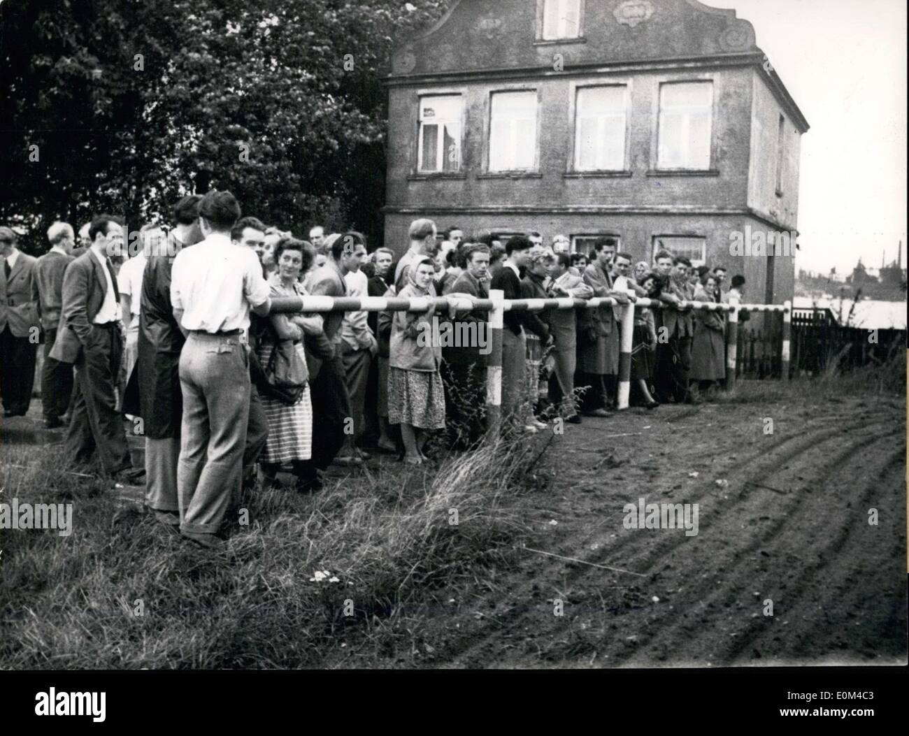 Lug. 28, 1953 - studenti stranieri provenienti da luoghi come l'America, Francia, Italia, Norvegia e Finlandia hanno visitato la zona di confine tra Lubecca e Eichholz come ospiti del tedesco e la società estera. Mentre gli studenti erano lì hanno discusso il ''problema europeo. " Gli studenti della Finlandia non sono stati impressionati con la vista come vedono la cortina di ferro ogni giorno. Foto Stock