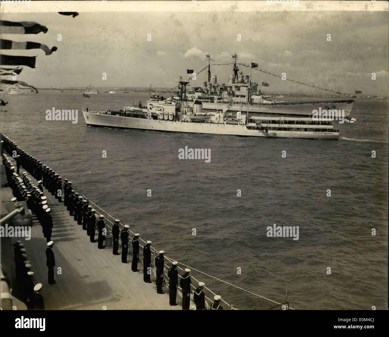 Giugno 15, 1953 - QUEEN RECENSIONI FLOTTA: H.M.la regina oggi rivisto Navi del Commonwealth e Marine militari estere a Spithead. I.N.P. La foto mostra; Sua Maestà in HMS sorpresa passa HMS Vanguard mentre il personale della incrociatore americano "Baltimore' sono visto in primo piano. Foto Stock