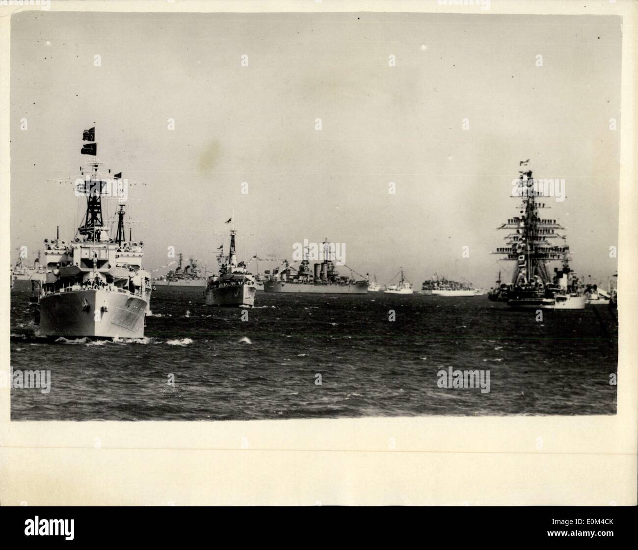 Giugno 15, 1953 - Royal view della flotta 15.6.53 ? Portsmouth: la spedizione nave sorpresa agendo come Royal Yacht visto passando lungo le linee delle navi durante la revisione di incoronazione della flotta di Sua Maestà la Regina, a Spithead. Questa foto è stata realizzata dal Trinity House nave Patricia, che ha navigato in processione con il Royal Yacht. Sulla destra si vede la nave italiana Amerigo Vespucci, con il suo equipaggio manning cantieri. La nave italiana, una nave da addestramento, è uno del numero di navi straniere a Spithead per la revisione. Foto Stock