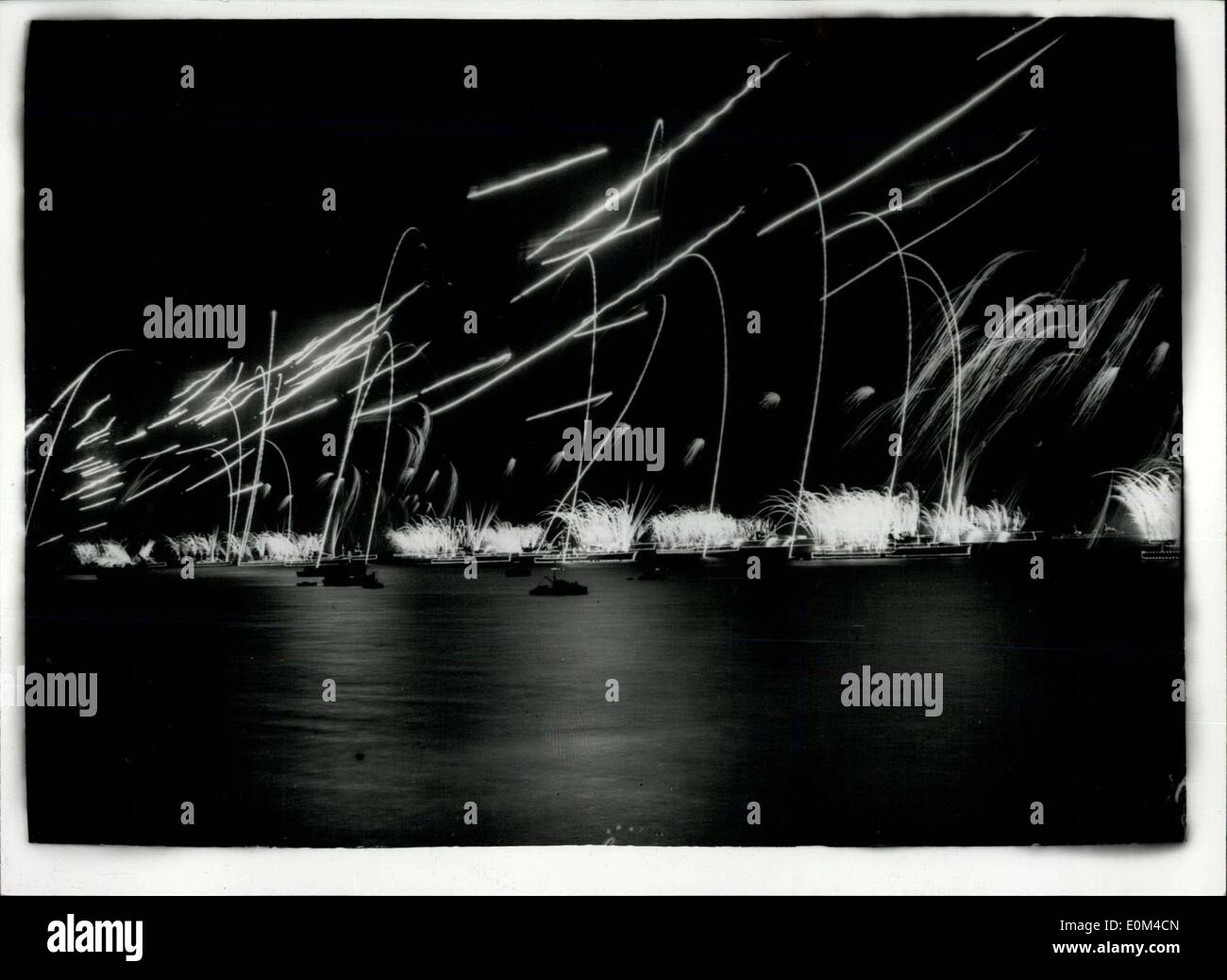 Giugno 15, 1953 - luminarie e fuochi d'artificio a bocca di porte in onore della incoronazione di revisione della flotta: foto mostra la scena a Portsmouth ultima sera durante il grande spettacolo di fuochi d'artificio - che ha concluso la giornata di cerimonie della flotta reale revisione da N.m. La regina Foto Stock