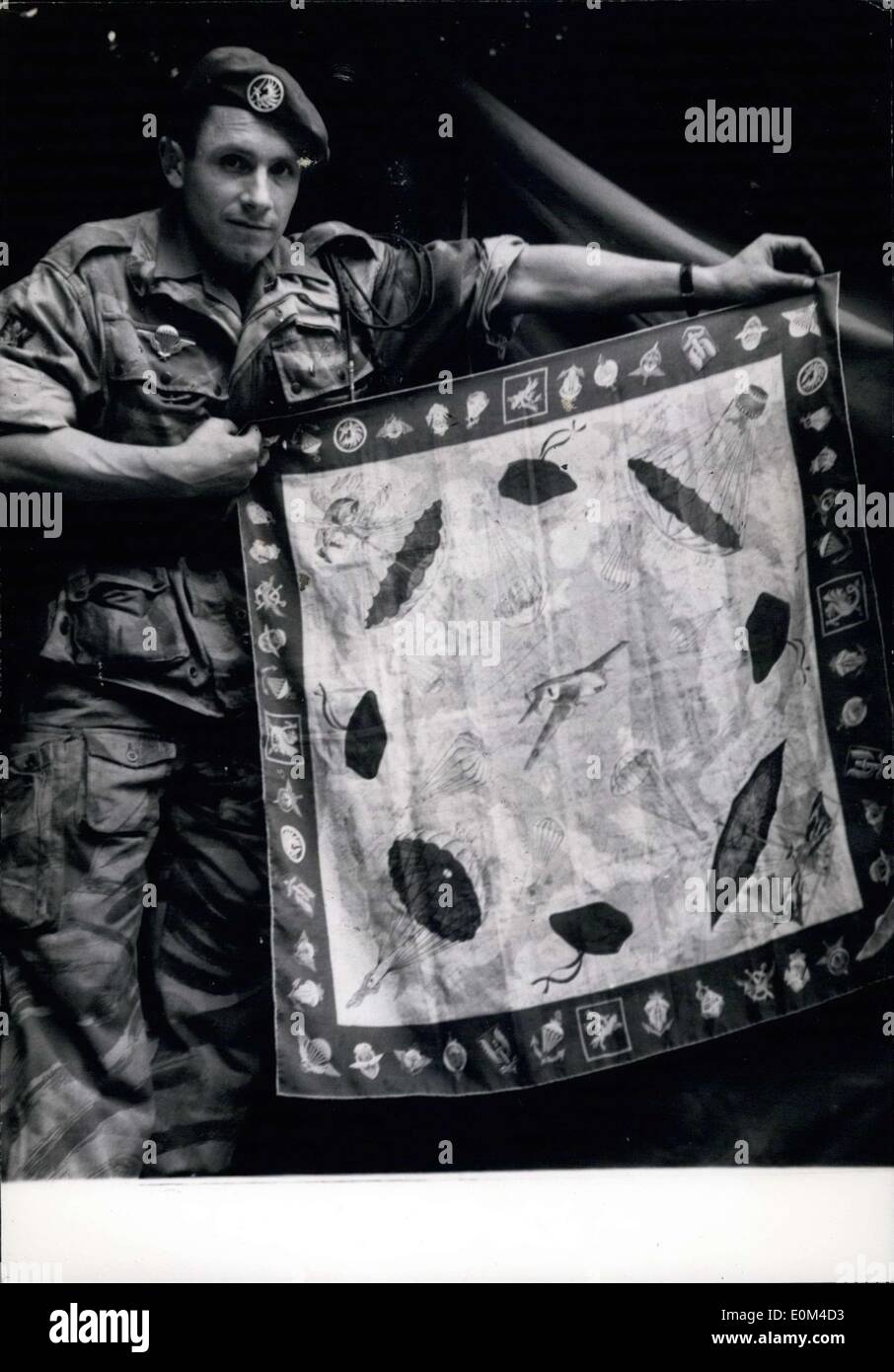 Giugno 16, 1953 - soldato visualizza 527 autografi di stelle sulla sciarpa Foto Stock