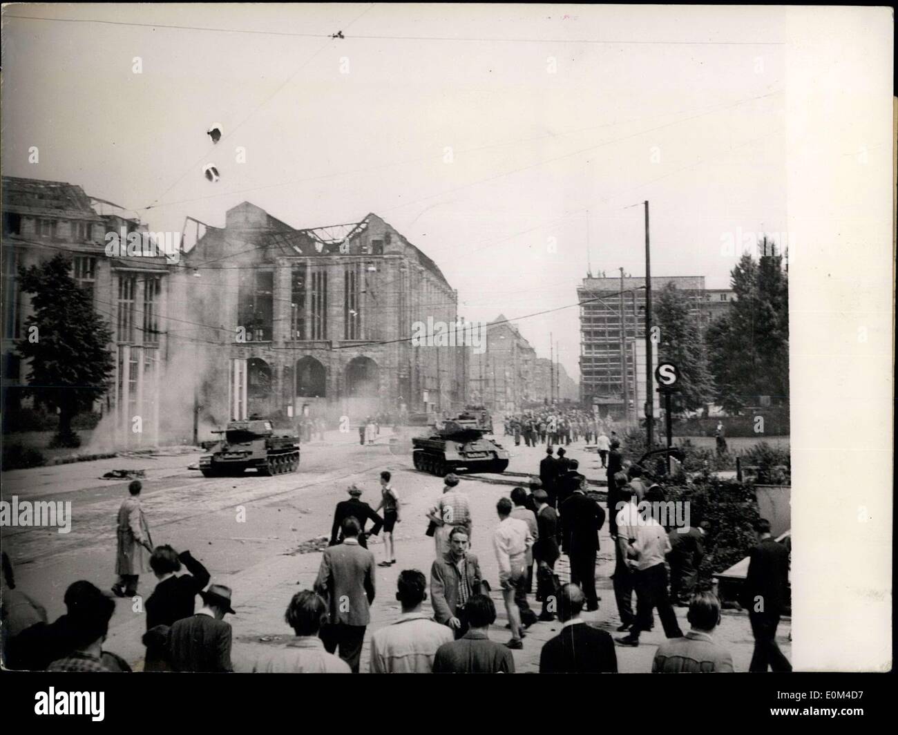 17 giugno 1953 - dimostrazioni e disordini a Berlino Est - le truppe sovietiche di occupazione entrano in azione contro la popolazione civile: Dimostrazioni pesanti e combattimenti di strada si sono verificati a Berlino quando i lavoratori residenti a Berlino Est si rivoltarono contro il regime di ''sangue'' della Germania Est. Confidando che l'alto commissario sovietico Semjono avrebbe immediatamente rimosso il governo Ulbricht - Gressewohl, i lavoratori si sono alzati e hanno chiesto libertà, libertà di parola e disattivazione della ''polizia popolare'' Foto Stock