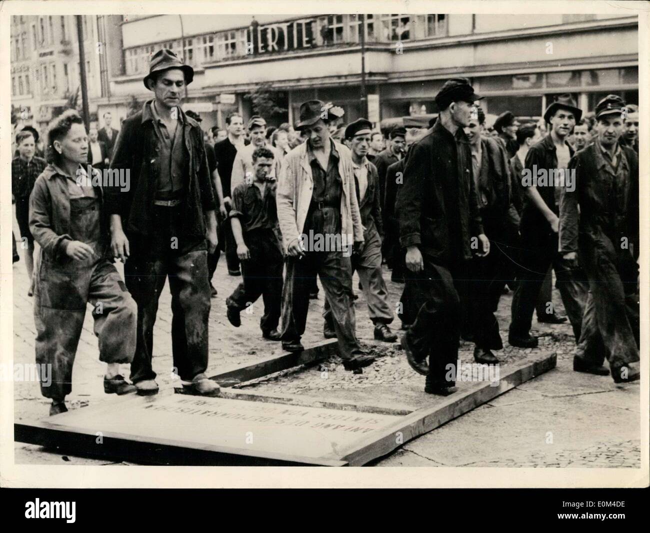 18 giugno 1953 - dimostrazioni e disordini a Berlino Est - le truppe sovietiche di occupazione entrano in azione contro la popolazione civile: Dimostrazioni pesanti e combattimenti di strada si sono verificati a Berlino quando i lavoratori residenti a Berlino Est si rivoltarono contro il regime di ''sangue'' della Germania Est. Confidando che l'alto commissario sovietico Semjono avrebbe immediatamente rimosso il governo Ulbricht - Gressewohl, i lavoratori si sono alzati e hanno chiesto libertà, libertà di parola e disattivazione della ''polizia popolare'' Foto Stock