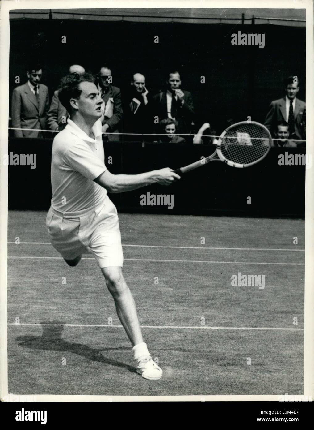 Giugno 24, 1953 - 24-6-53 Prato i campionati di tennis a Wimbledon. La foto mostra: il giovane giocatore britannico, Ken Wilson, in un Foto Stock
