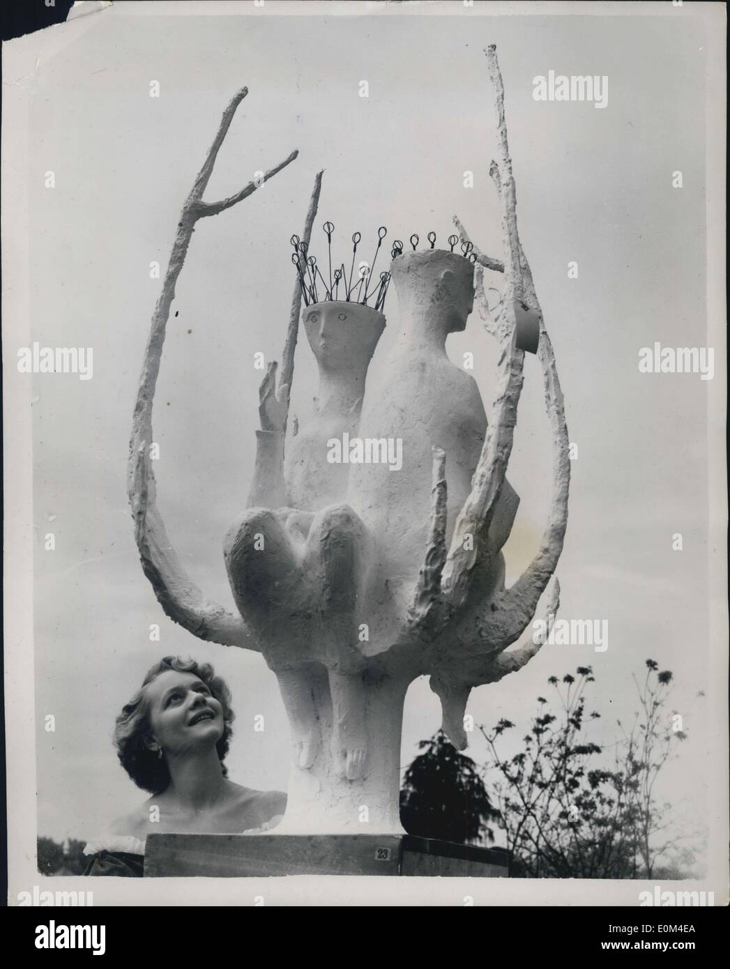 24 giugno 1953 - MidbumEr Madness - sculture in mostra nei giardini di piacere di Battersea.: Ieri si è tenuto un concorso di scultura in cui gli studenti provenienti da tutta la gran bretagna sono stati invitati a presentare la loro concezione di vigilia di metà estate. Ventuno pezzi sono in mostra presso la mostra nei Giardini di piacere di Battersea. Foto mostra ''i tre'' un pezzo di scultura di James Turner, studente del Royal College of Art, che ha vinto il primo premio di '100. Foto Stock