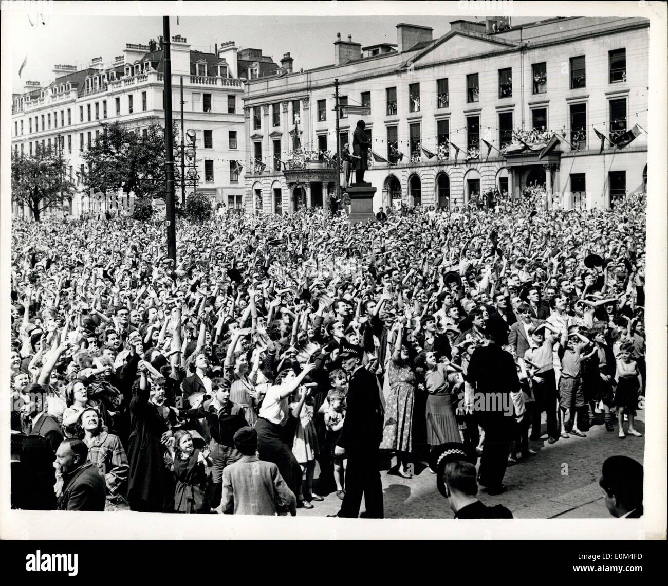 Giugno 27, 1953 - Terzo giorno della visita di Stato in Scozia la folla attendere per impostare la regina: una folla di migliaia si fermò in George Square, Foto Stock