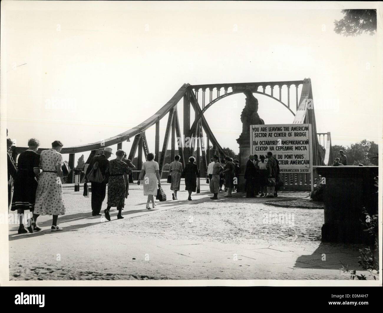 Lug. 01, 1953 - 20.000 tedeschi orientali attraversare la cortina di ferro ? Lunedì, 29 giugno 1953, circa 20.000 tedeschi orientali hanno attraversato il confine punto centrale Glienicker Bruecke, vicino a Potsdam e Berlino. I membri dell'Est Popolo tedesco?s polizia ha chiesto nessun passa o permessi speciali, ma nessuno era autorizzato ad avere solo un po' di cibo con lui. Il traffico di Berlino la Società è riuscito a ottenere un numero sufficiente di autobus prendere i tedeschi orientali oltre il confine. Keystone Munchen. 1 Luglio 1953 Foto Stock