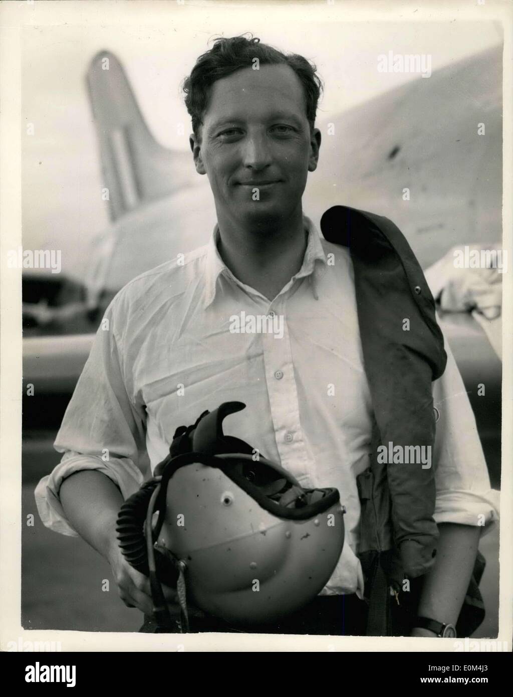 Lug. 06, 1953 - BRITISH JET IMPOSTA NUOVA LONDRA-PARIGI RECORD.. Diciannove minuti 5.6 secondi. Un britannico Vickers-Supermarine Swift, pilotato da J.M. ''Lucky Mike'' Lithgow, Chief Test pilota del Supermarine divisione di Vickers Armstrongs ieri impostare un nuovo Londra a Parigi record.dal decollo all'atterraggio del tempo era 19 minuti 18 secondi; dall'Aeroporto di Londra torre di controllo che al salone di Le Bourget essendo 19 min 5 secondi. La velocità per il viaggio di andata essendo 669.3 m.p.h. media e tornò in 19 min 14,3 secondi a una media di 664.3 m.p.h. Keystone Mostra fotografica di:- J.M Foto Stock