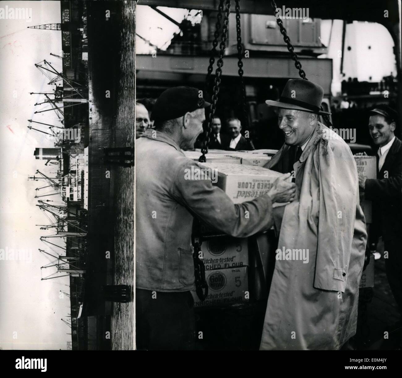 Lug. 07, 1953 - nella foto è un governo tedesco ufficiale di ricezione di un pacchetto di aiuti alimentari destinati alla zona Est degli Stati Uniti. Raimondo d'Inzeo vince il Grand Prix corsa di cavalli Foto Stock