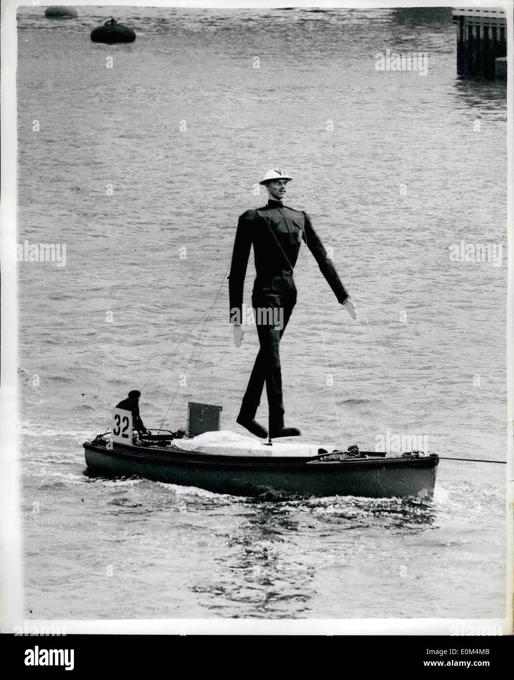 Lug. 07, 1953 - Royal incoronazione pageant sulla thales.. ''La sorte".. Mostra fotografica di:- Il Tableau che rappresenta ''l'operaio - Foto Stock