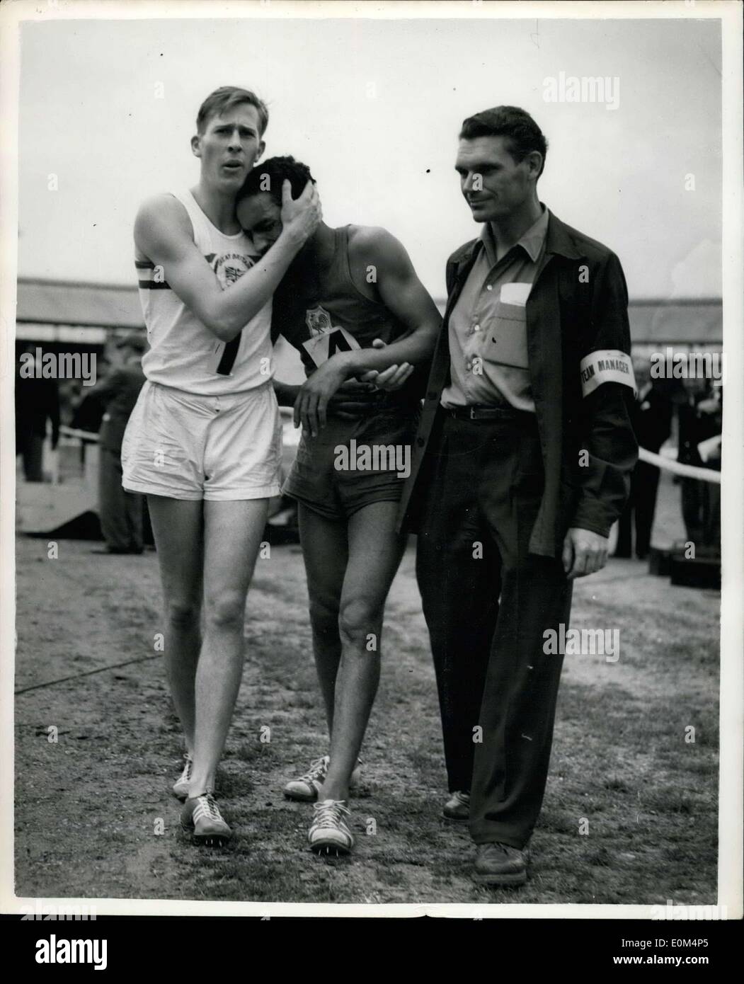 03 agosto 1953 - incontro atletico Inghilterra-Francia a White City. Vincitore aiuta Frenchman esausto. Foto mostra R.G. Il barista della Gran Bretagna aiuta il concorrente francese P. El Mabrg che è stato sfinito dopo l'evento di 880 yards a White City oggi. Bannister ha vinto la messa a punto di un nuovo record di match inglese di 1 min. 50.7 sec. Foto Stock