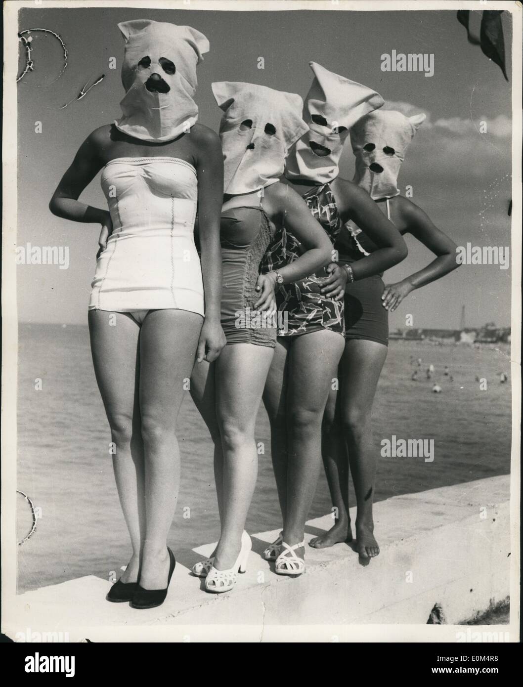 Agosto 08, 1953 - Shapley sagome : degni concorrenti in :silhouettes Shapely'' imbarcazione contest, visto dopo la gara, svoltasi presso il Lido, Clifton ville, ieri. Le quattro ragazze, visto indossare maschere sulle loro facce - è la figura che contano'' - sono (L a R) Miss Patricia Madge stoppino , 21enne cameriera, di Hazlemere, Surrey, chi era il vincitore, Miss Marie principe, di Clifton ville, era 2nd, Giugno Sercombe, di Birmingham, chi era 3rd e Mlle Catherine Boland, uno studente di Parigi, che era 4th. Foto Stock