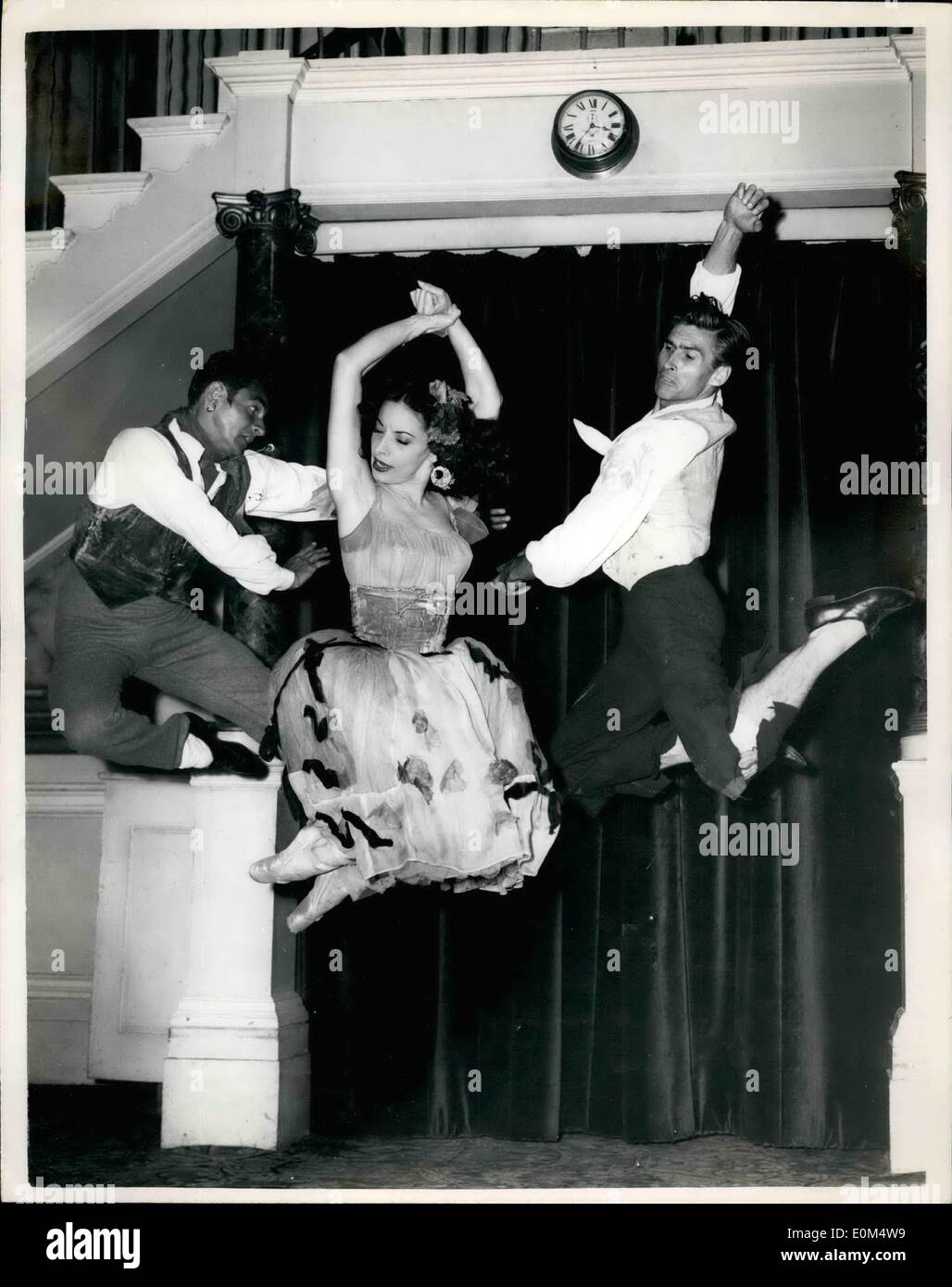 07 luglio 1953 - American Ballet Company si prepara per le serie alla Royal Opera House: L'American National Ballet Company doveva essere visto alla Royal Opera House, Covent Garden oggi - preparandosi per l'apertura della loro stagione. Gli spettacoli più belli L-R:-Igor Youskevitch (Akako) Alicia Alonso 9Zemphire) e John Kriza (Yong Cypay) - saltano in aria durante le prove per Alene - oggi al Royal Opera House. Foto Stock