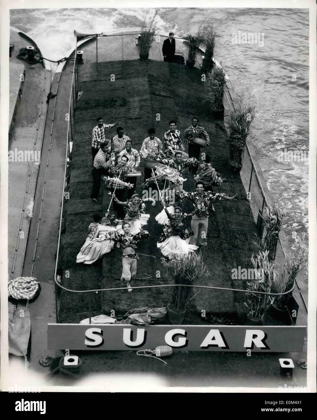 Lug. 07, 1953 - Royal incoronazione Pageant sul Tamigi... Guardando verso il basso sulla " zucchero "... foto mostra: Guardando verso il basso sulla t Foto Stock