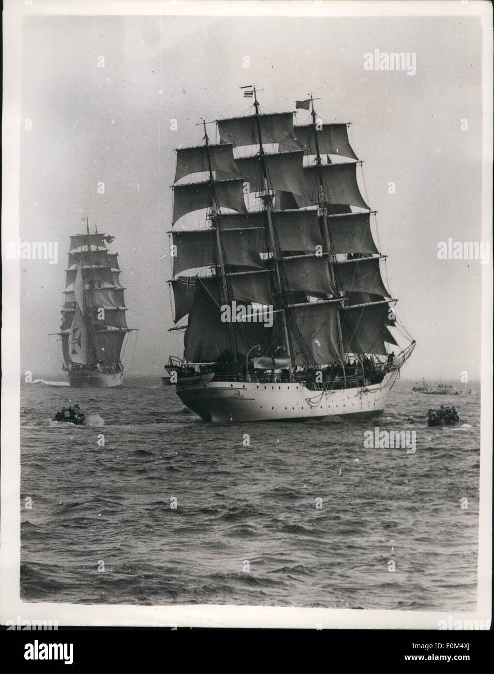 Lug. 07, 1953 - Twenty-Two imbarcazioni a vela per cominciare la loro 800 Miglia Race da Torbay a Lisbona.: ventidue imbarcazioni a vela di tutte le nazioni hanno preso parte alla formazione di vela nave gara internazionale da Torbay a Lisbona che è iniziata ieri. La foto mostra la porta indovinare Barque 'Sagres'' (sinistra) e la voce Norwagian Christian Radich'' fanno la loro strada tagliata a mare dopo l'avvio. Foto Stock