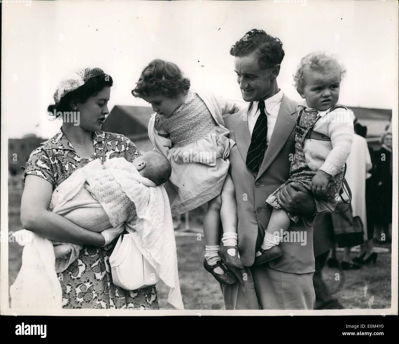 Lug. 07, 1953 - Il Vittorioso Everest Team torna a Londra: la vittoriosa British Everest tes Siamo arrivati all'Aeroporto di Londra questo pomeriggio al e del loro volo dall'India. Mostra fotografica di grandi Wylie un membro della spedizione - visto con sua moglie e i bambini che hanno incontrato all'Aeroporto di Londra. Mrs.Wylie è azienda baby Ian e gli altri bambini sono Hugh e Alsion. Principali Wylie è la Segreteria organizzativa della spedizione. Foto Stock