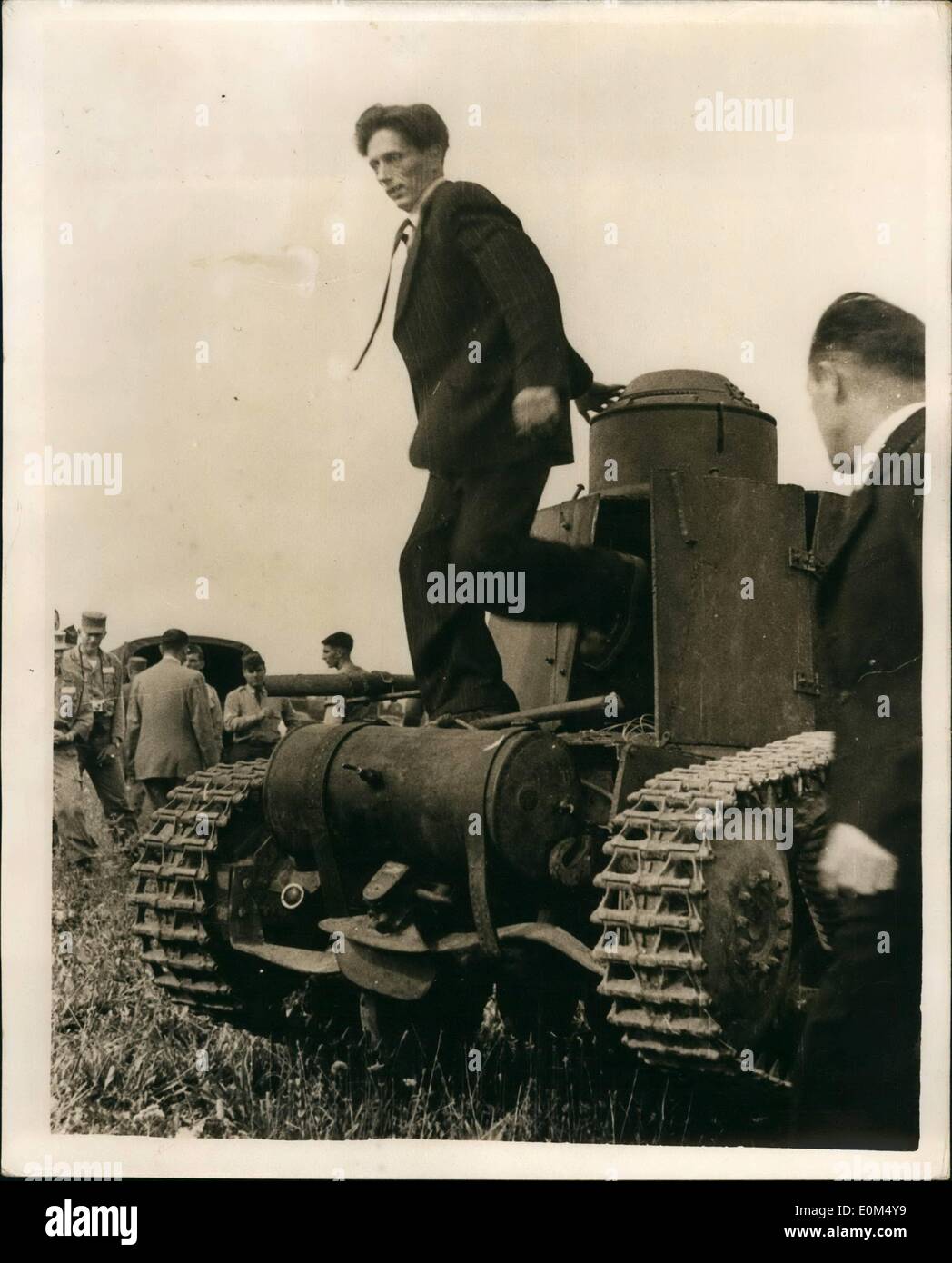 Lug. 07, 1953 - Il Home-Made ''Serbatoio'' in cui otto cechi ha rotto attraverso la cortina di ferro. Settimana dopo settimana per due anni un giovane ceco meccanico a Pilsen, raccolta di pezzi di rottami di ferro e acciaio. Segretamente di notte egli ha plasmato la merda in una replica di un veicolo blindato il ceco-ARMY.. Allora la costruzione serbatoio completato e la guida della propria casa fatta di veicoli blindati - ha portato a otto persone per la sicurezza a ovest - in una delle più incredibili fuoriesce dalla Cecoslovacchia ancora registrati.. Essi sono stati condotti negli Stati Uniti Le autorità militari.. Keystone Mostra fotografica di:- Mr Foto Stock