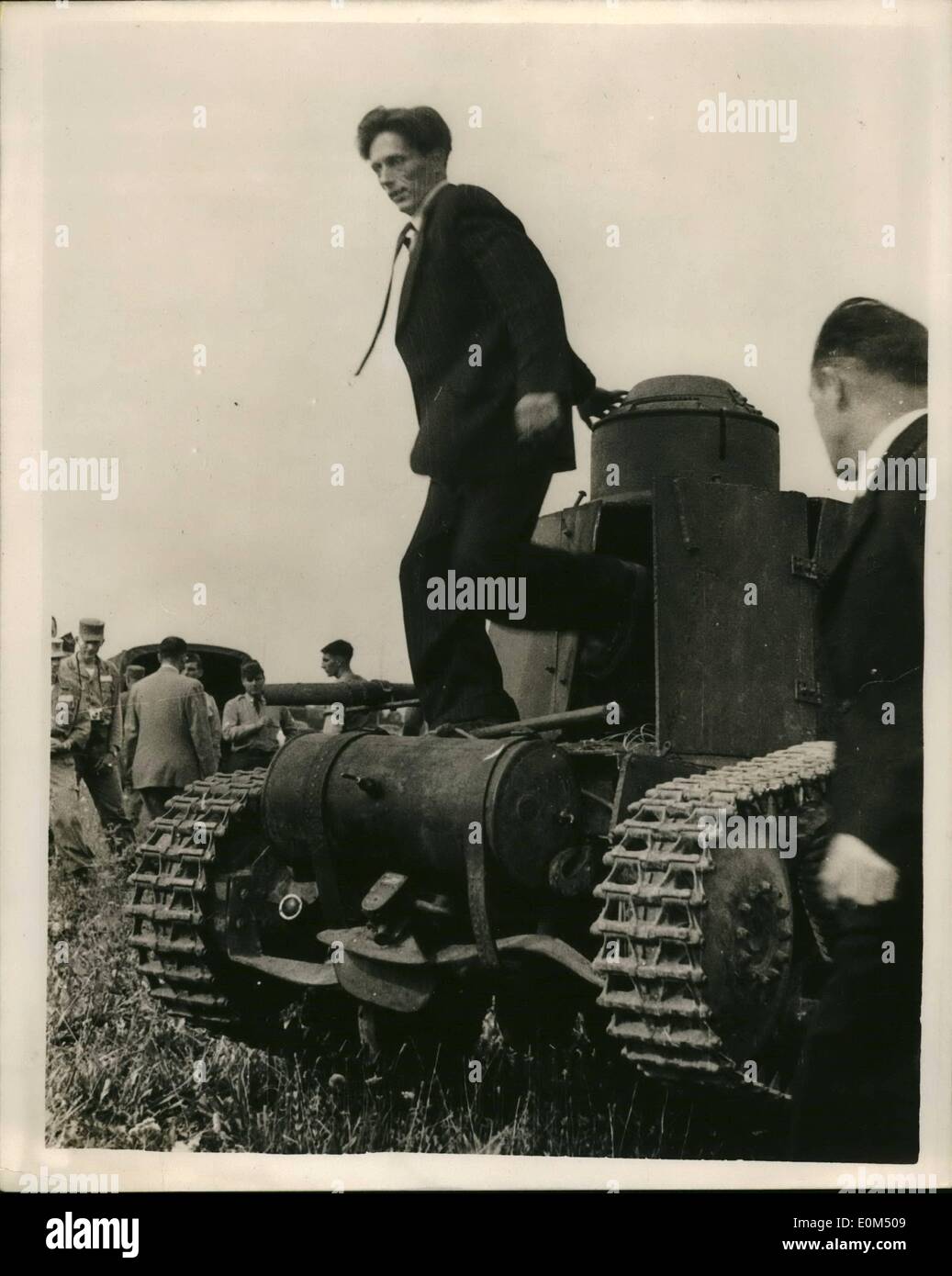 Lug. 07, 1953 - i fatti in casa a base di ''serbatoio'' in cui otto cechi ha rotto attraverso la cortina di ferro.: settimana dopo settimana per due anni un giovane ceco meccanico a Pilsen raccolte di pezzi di rottame di ferro di una replica di un veicolo blindato il ceco-ARMY. Poi - il compito di costruzione completata e la guida della propria casa fatta di veicoli blindati - ha portato a otto persone per la sicurezza a ovest - in uno dei più smasing sfugge dalla Cecoslovacchia yest registrato. Essi sono stati condotti negli Stati Uniti Le autorità militari. La foto mostra il sig. Uhlik e i suoi fatti in casa orecchio blindate - dopo il suo '" screening " da NEGLI STATI UNITI Foto Stock