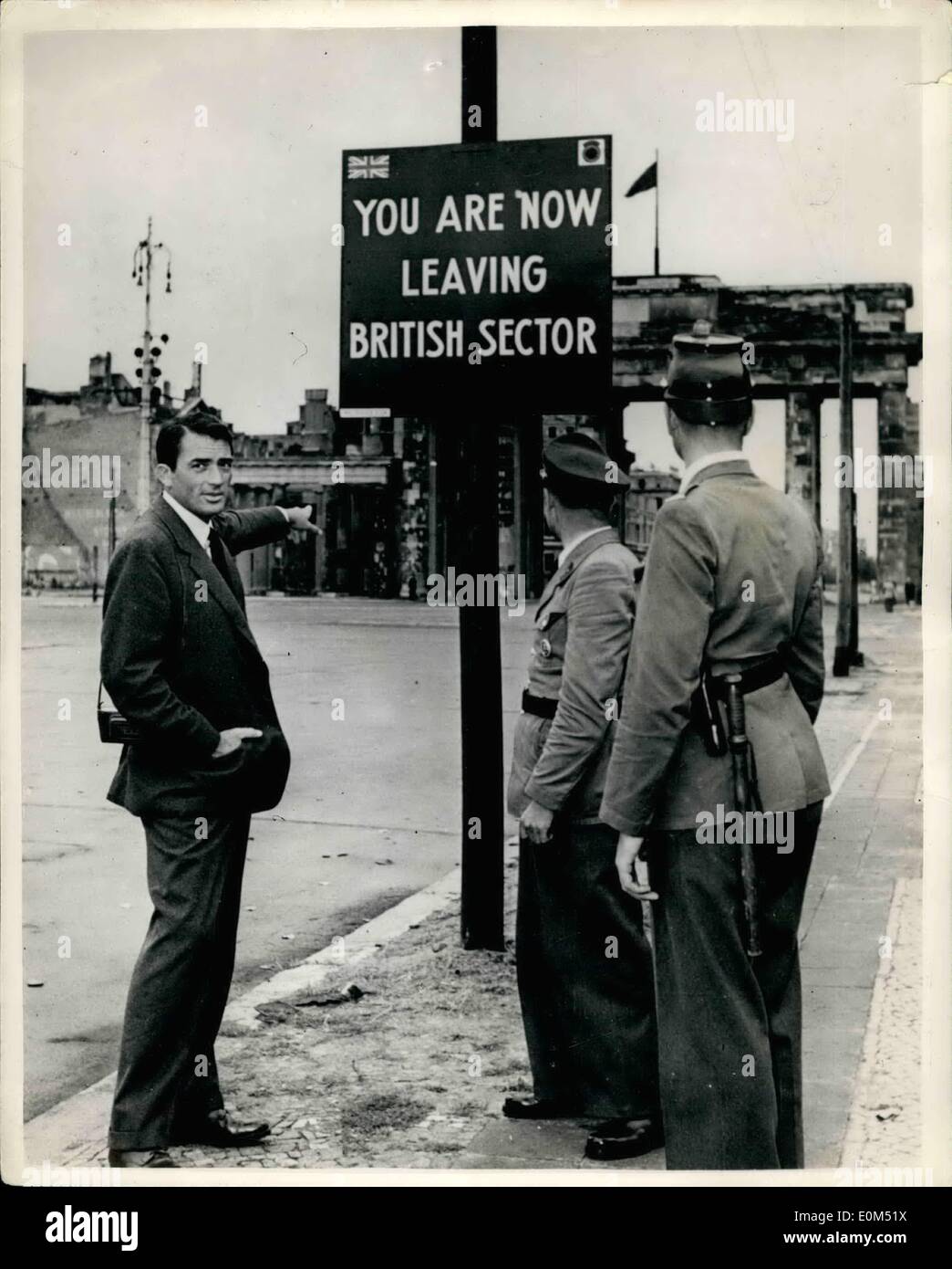 Agosto 08, 1953 - Gregory Peck a Berlino per il nuovo film: Gregory Peck, film statunitense star, è attualmente a Berlino dove egli è impegnato nella riproduzione del piombo nel ventesimo secolo Fox film " una Notte". La foto mostra: Gregory Peck punti al messaggio di avviso dopo un po' di consulenza da due a Berlino Ovest poliziotto. Egli ha preso il tempo fuori dal set per un po' di escursione della citta'. In fondo è la famosa Porta di Brandeburgo. Foto Stock