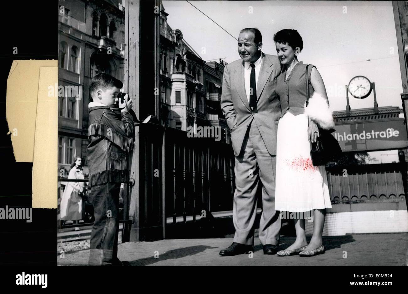 Agosto 08, 1953 - Ehi, papà peso un minuto... chiamato 6-year-old Kim in cacciatore di animali da pelliccia abbigliamento e ha preso la telecamera al fine di effettuare uno snapshot di suo padre, il famoso film americano attore Broderick Crawford che appena lascia la stazione della metropolitana si trova a Kurgfuers Tendamm, con sua moglie. Dopo la guerra Crawford è arrivato per la prima volta a Berlino per la sua parte nel appena iniziato film del 20th-centuary-Fox ''Men la notte". Il grande 3-dimensionale, international film tratta un tema attuale, circa l'occupazione americana soldati in  e ha politico-tendenza criminale. Foto Stock