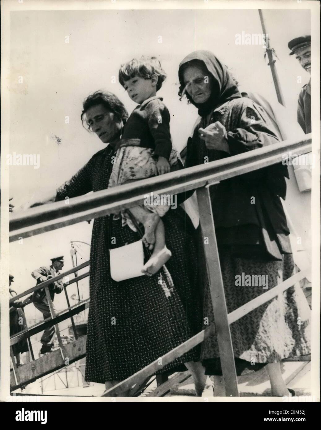 Agosto 08, 1953 - IL GRECO TERREMOTO tutta la città scivolare in mare.; più tremori scosso le isole greche nel Mar Ionio oggi come British navi da guerra è arrivato per aiutare nelle operazioni di soccorso. Un 'Dunkirk'' evacuazione entrò in funzione ai sopravvissuti alla terraferma. La foto mostra i Greci le mamme che trasportano i loro figli a bordo dell esercito speciale trasporta le navi che li evacuati dal Pireo da uno dei colpite le isole dello Ionio. Foto Stock