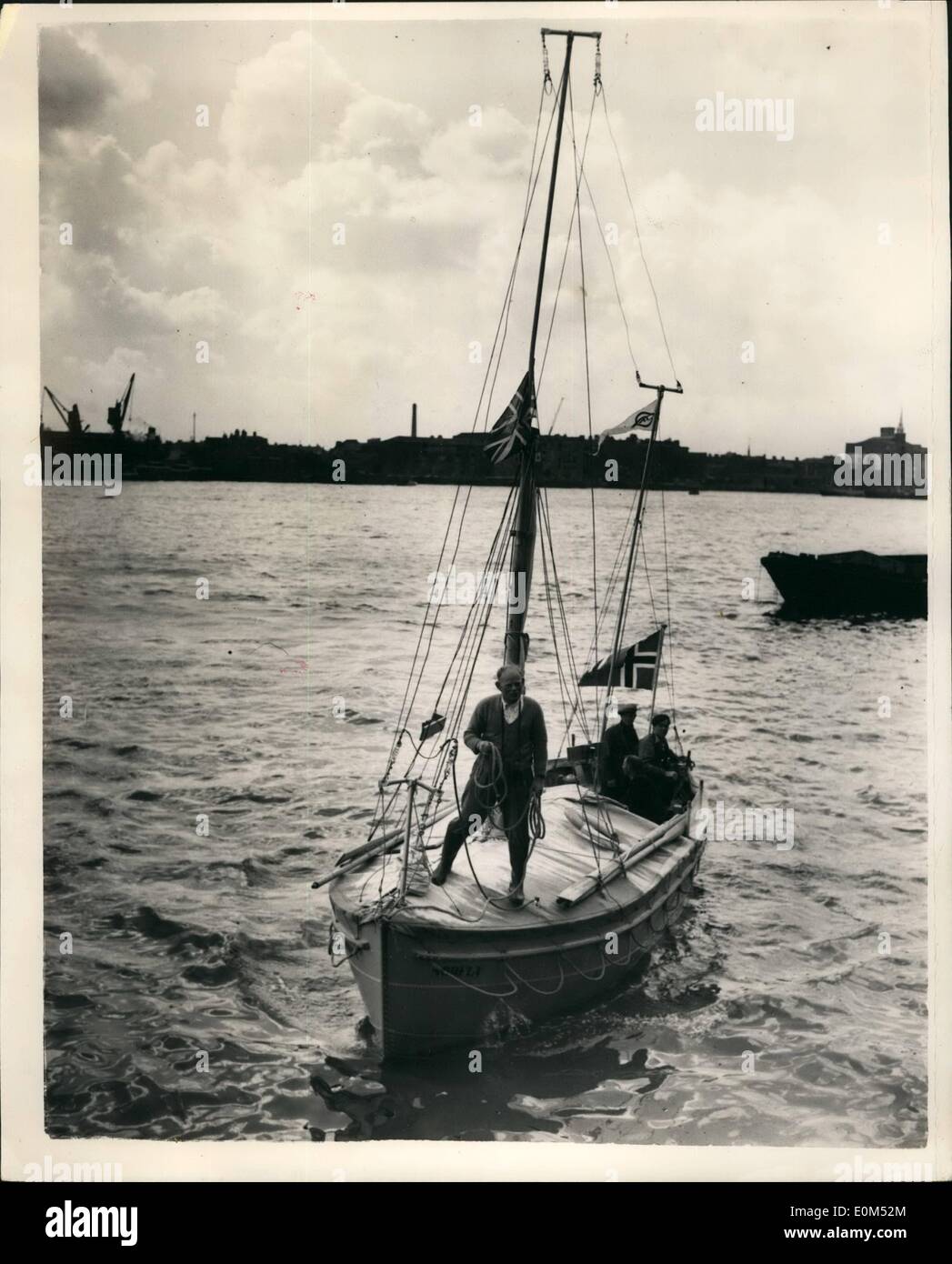 Agosto 08, 1953 - Oslo a Wapping in un alluminio Barca Open. Quattro uomini che hanno attraversato il Mare del Nord come naufraghi naviganti, per eseguire il test di un nuovo tipo di imbarcazione di salvataggio in alluminio, arrivati a Wapping. Il loro viaggio dalla Norvegia, che ha tenuto per dieci giorni, hanno esistito su biscotti, conserve di carne e acqua. Norfly, &frac12;-ton aprire scialuppa di salvataggio, è il primo estera scialuppa di salvataggio deve essere approvato dal Ministero dei trasporti per i pescherecci britannici. Sarà in mostra presso la Marine e Engineering mostra a Londra. Capitano della Barca era di 47-anno-vecchio Lieut Foto Stock