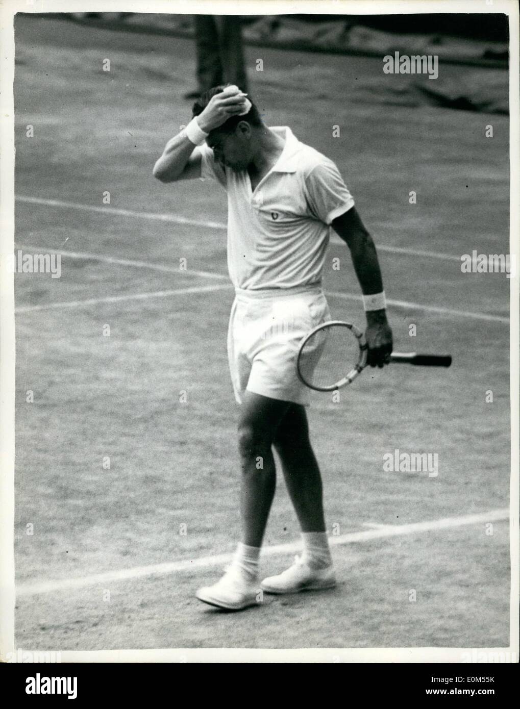Lug. 07, 1953 - Uomini singolo semi- finali di Wimbledon. Drobny Mops suo brow. Dane vince.: mostra fotografica di J. Drobnyh d'Egitto mops suo brow- tra i set- durante i suoi uomini singoli Wimbledon questo pomeriggio. Foto Stock