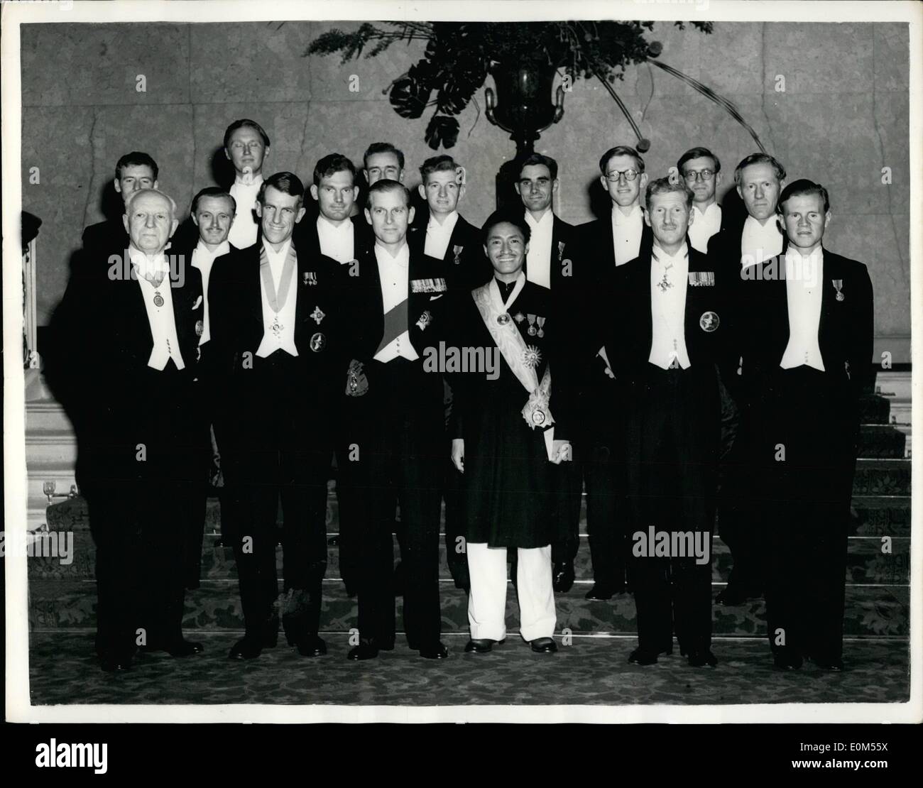 Lug. 07, 1953 - Duca di Edimburgo incontra i membri della Expedition Everest a Governo Reception: il Duca di Edimburgo con membri della Expedition Everest presso la reception del governo a Lancaster House la scorsa notte. Sulla sua destra in prima fila, è Sir Edmund Hillary e sulla sua sinistra Mr ''Tiger'' tensing, G.M., accanto a chi è il colonnello Sir John Hunt. Sull'estrema sinistra della foto è il Signore Woolton. Foto Stock