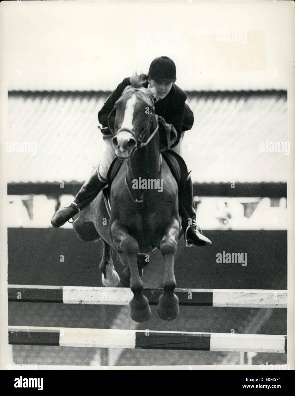 Lug. 07, 1953 - Apertura della International Horse Show a città bianca. Madies debuatante evento : Mostra fotografica di ''Russet'' cavalcato da Miss Susan miele-couts prende un salto - durante il ''Ladies esordienti'' - onorevoli international jumping concorrenza - in apertura di questa mattina del International Horse Show a città bianca. Foto Stock