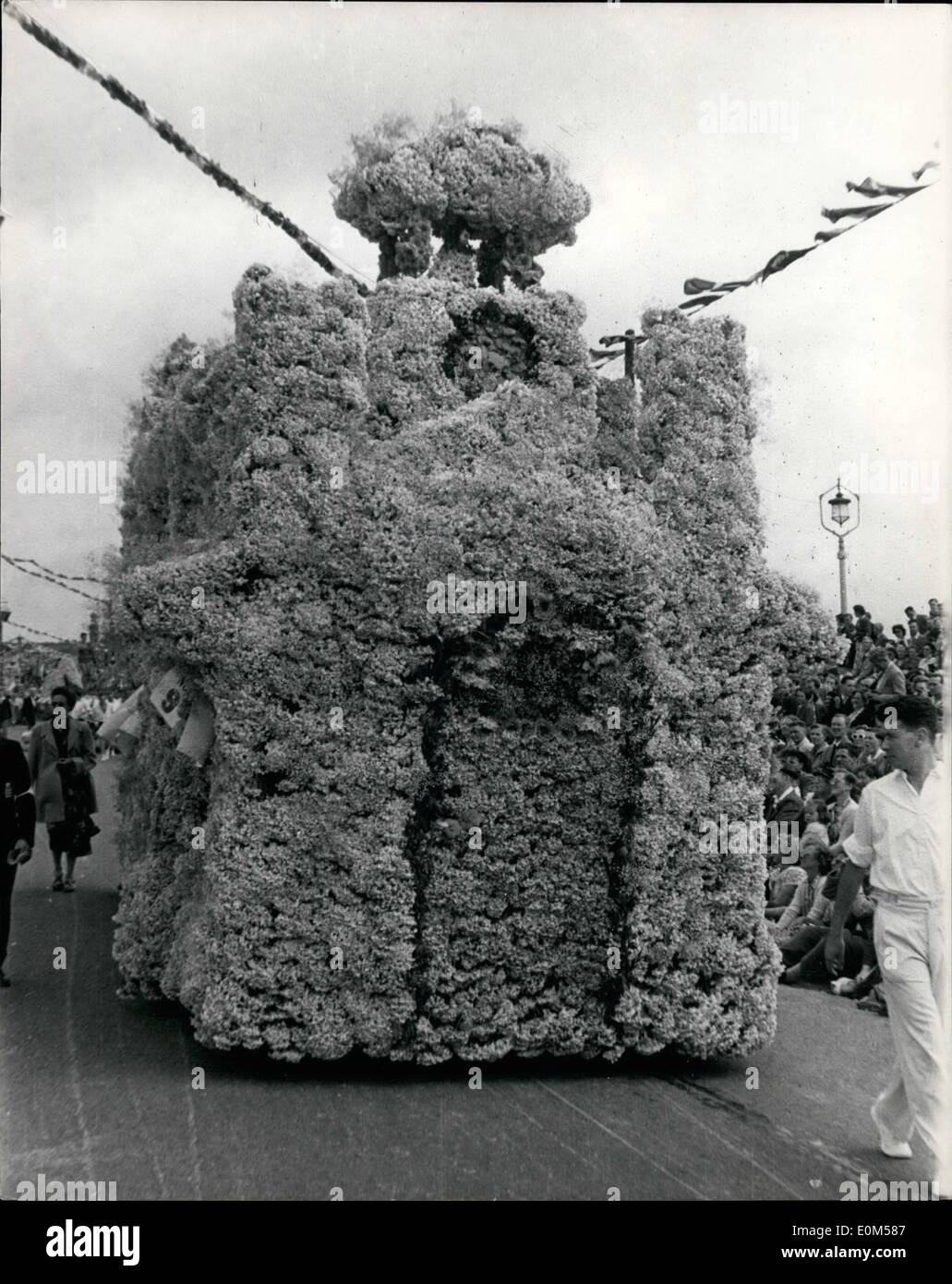 Lug. 07, 1953 - la famosa battaglia di fiori in Jersey: Foto mostra uno degli enormi floral adornato presenta - visto durante la tradizionale battaglia dei fiori attraverso le strade di Jersey - ieri. Foto Stock