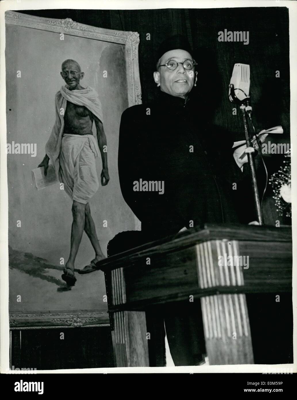 08 agosto 1953 - anniversario della Giornata dell'Indipendenza dell'India. Foto mostra il Sig. B.G. Kher Alto commissario indiano, si trova di fronte a un dipinto di Gandhi mentre si fa un discorso durante le celebrazioni a India House, Londra oggi. Foto Stock