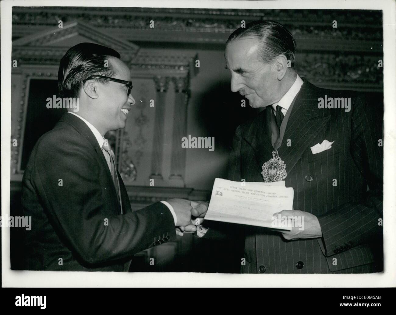 Agosto 08, 1953 - Sindaco riceve Soccorso alluvione dono dall Indonesia. L'ambasciatore indonesiano, Dr.Subandrio, è andato alla Mansion House oggi a consegnare i documenti per la consegna della prima spedizione di una partita di quattro tonnellate di caffè e quattro tonnellate di tè, dall Indonesia, in aiuto del signore sindaco di Flood Relief Fund. La foto mostra il Sindaco di Londra, sir Rupert De La Bere (destro) , accettare il regalo da Dr.Subandrio presso la Mansion House di oggi. Foto Stock