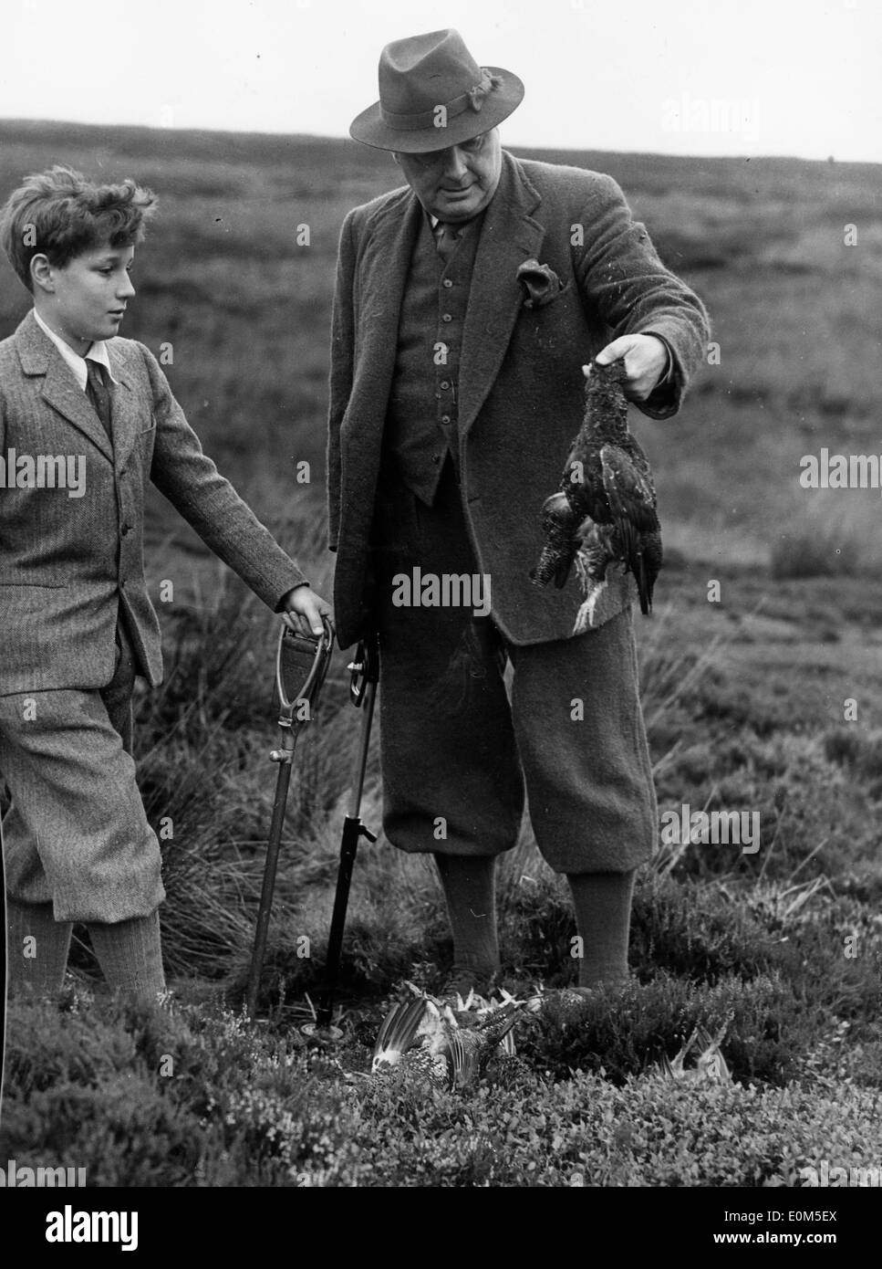 Sir Thomas Dugdale e un giovane uomo che guarda gli uccelli morti Foto Stock