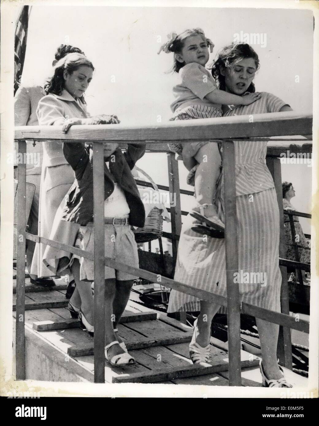 14 agosto 1953 - Il greco terremoto. La foto mostra: triste di fronte madri greche, uno che porta il suo bambino, andare a bordo di un esercito nave da trasporto per evacuazione alla terraferma. Foto Stock