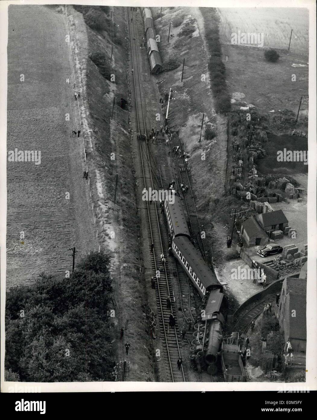 Agosto 17, 1953 - un nuovo incidente ferroviario - Express si divide in due: i ripidi fianchi di un taglio ha impedito agli allenatori di ribaltamento e scongiurato gravi feriti quando un express si è spezzata in due ed è stata deragliato mentre si viaggia a 60 m.p.h., a Kingsbury, vicino a Tamworth, Staffordshire, ieri. Vi sono stati 366 passeggeri a bordo del 9.28 a.m. da Bradford a Bristol come hurtled attraverso il taglio che ha rive scoscese 25-ft alta su ogni lato. Il treno ha cominciato a distanza, rispetto al motore e gara guarita al di sopra e a sinistra la pista, trascinando i primi due pullman con loro Foto Stock