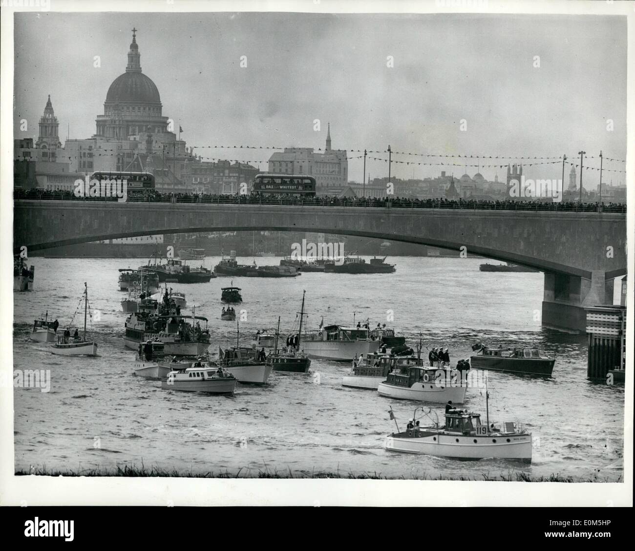 Lug. 07, 1953 - Royal incoronazione River Pageant. ''Piccole barche''.: foto mostra la scena da Hungerford Bridge mostra Foto Stock