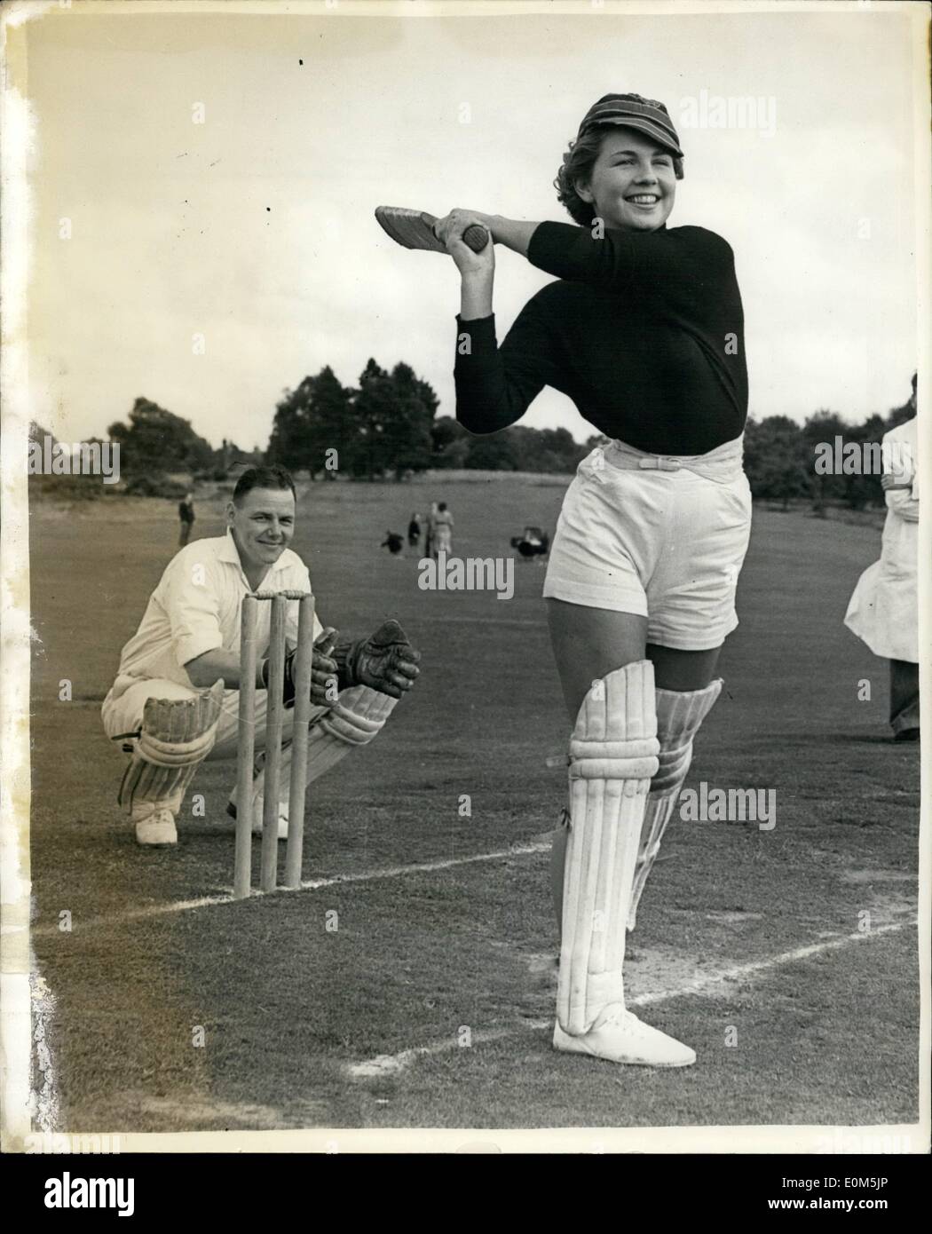 07 luglio 1953 - squadra del Villaggio contro i modelli di Moda. Diana Ferry colpisce una palla - quando ha girato fuori per la squadra di modelli di moda di Lucy Claytonnel loro match unico di cricket con il locale Puttenham e Wanborough Cricket XI - al terreno del villaggio, il sig. Guildford, Surrey - ieri. Foto Stock