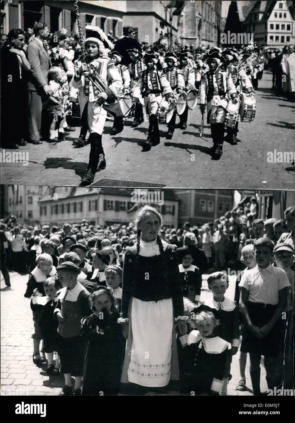 Lug. 07, 1953 - celebra la liberazione di Dinkelabuehl: durante il periodo di tempo dal 17 fino al 22 luglio 1953, figli di Dinkelsbuehl, un romantico e cittadina in Franconia centrale, Germania meridionale si celebra la famosa Dinkelsbuehl bambini un Carouse, un tipico festival della Franconia in cui tutti i residenti del 1000-anno vecchia cittadina prendere parte, storica in costume medievale e cavaliere del armature. L'origine del festival gay risale a trent'anni di guerra (1618-1648) quando gli host svedese invaso questo paese Foto Stock